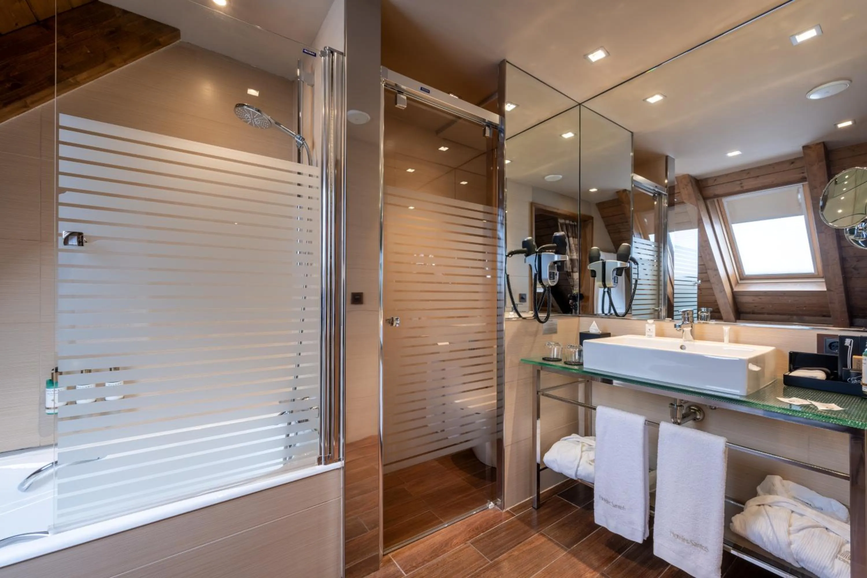 Bathroom in Hotel Val de Neu G.L.