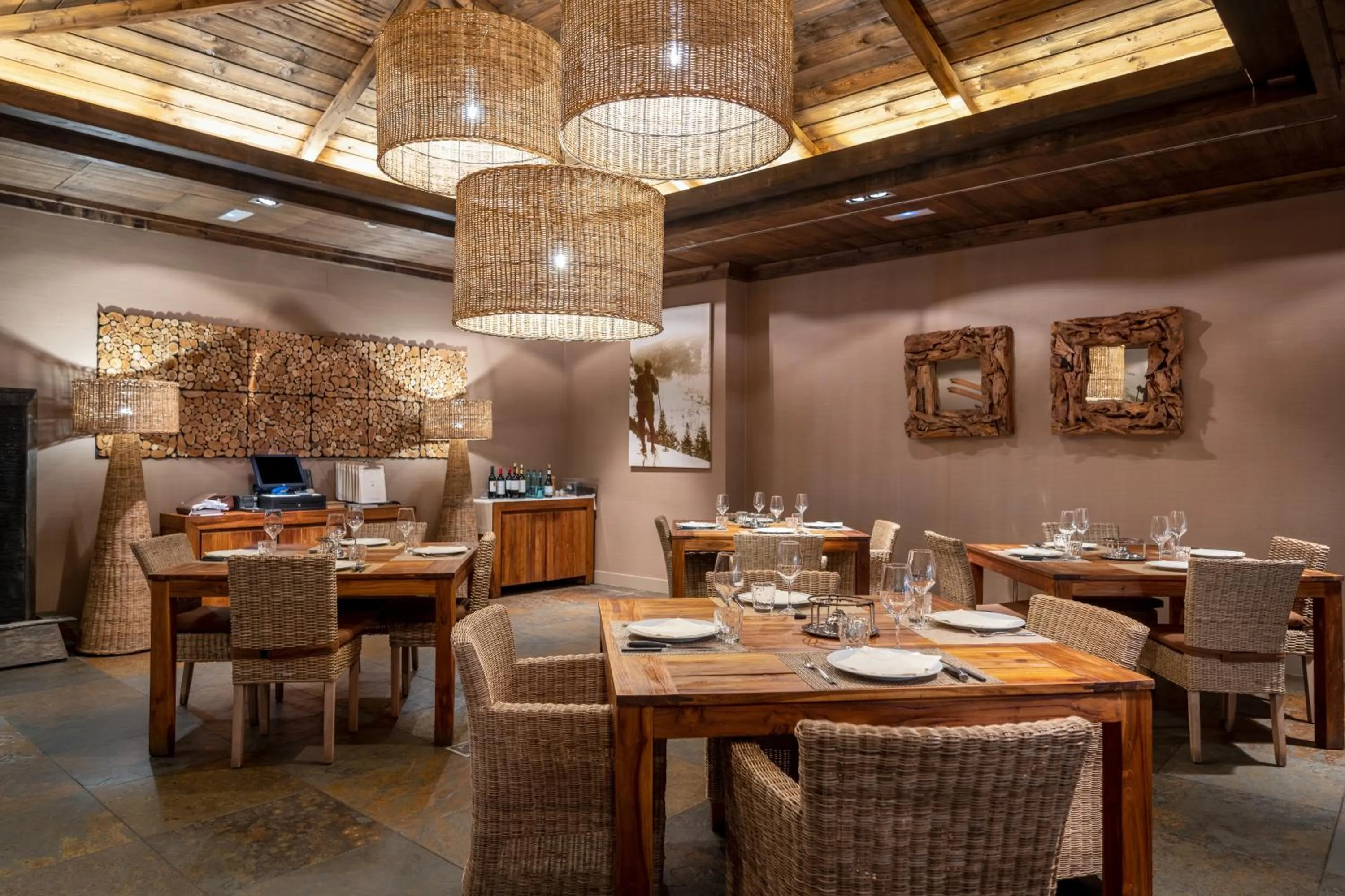 Restaurant/places to eat in Hotel Val de Neu G.L.