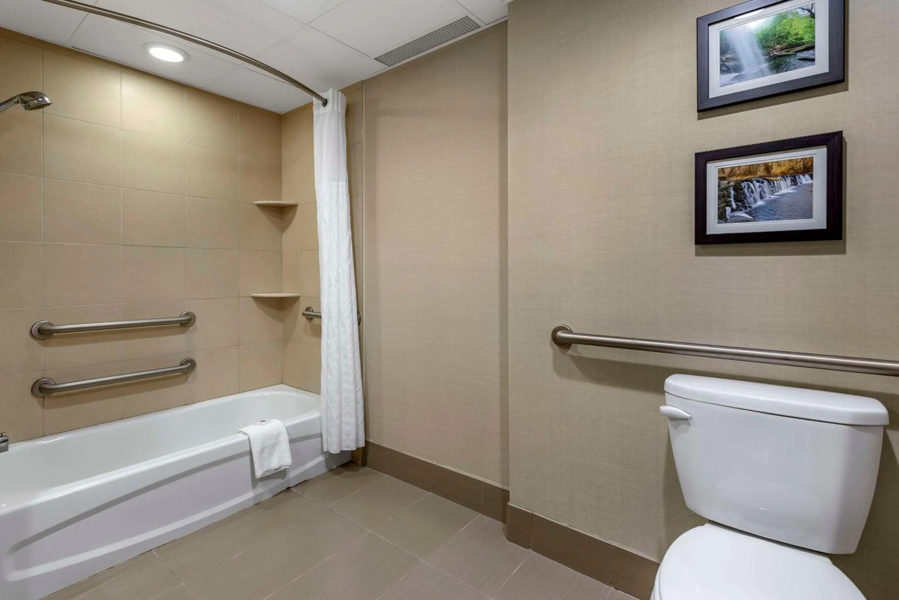 Bedroom in Comfort Inn & Suites Glen Mills - West Chester