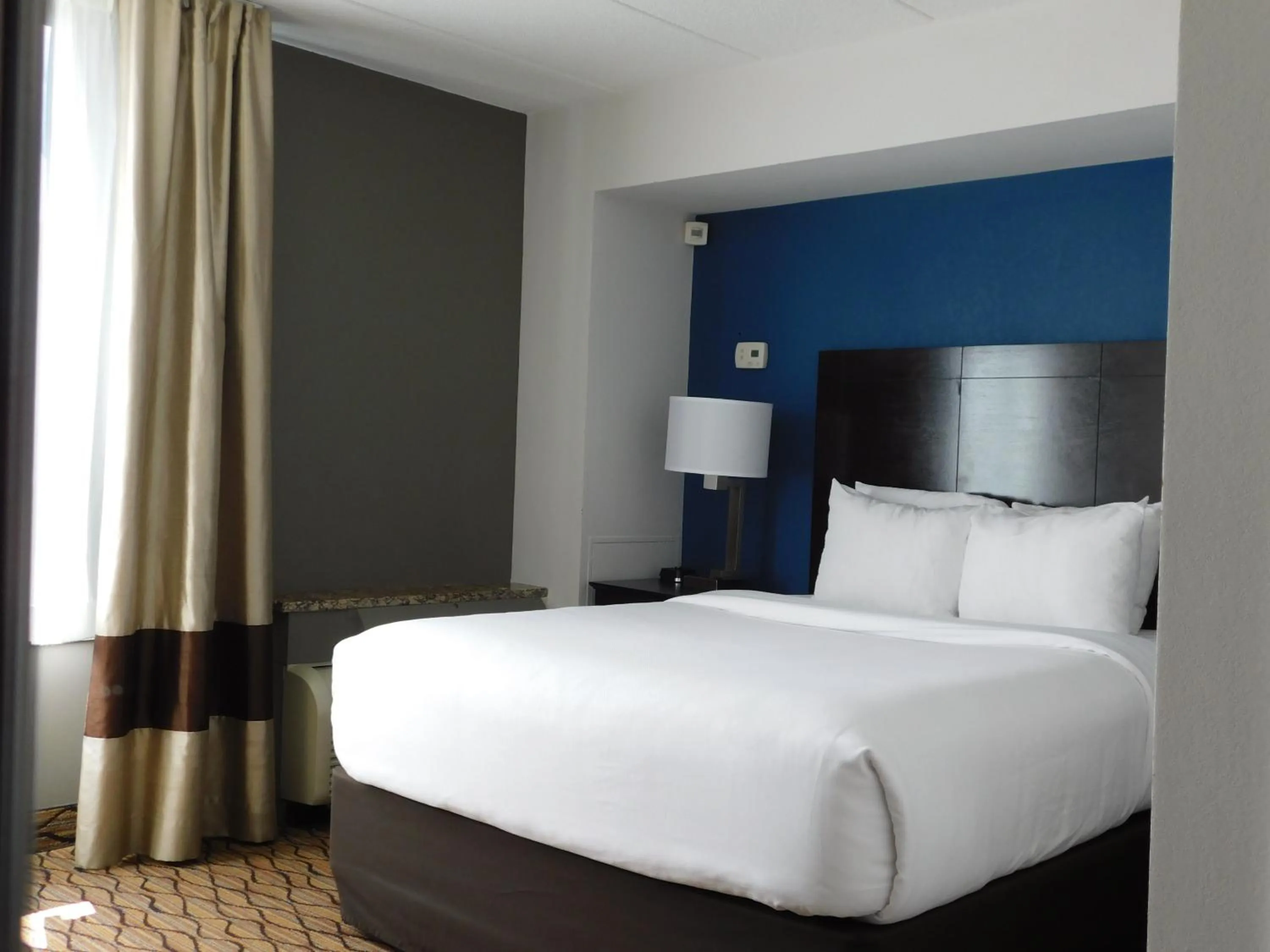 Bed in Comfort Inn & Suites Glen Mills - West Chester