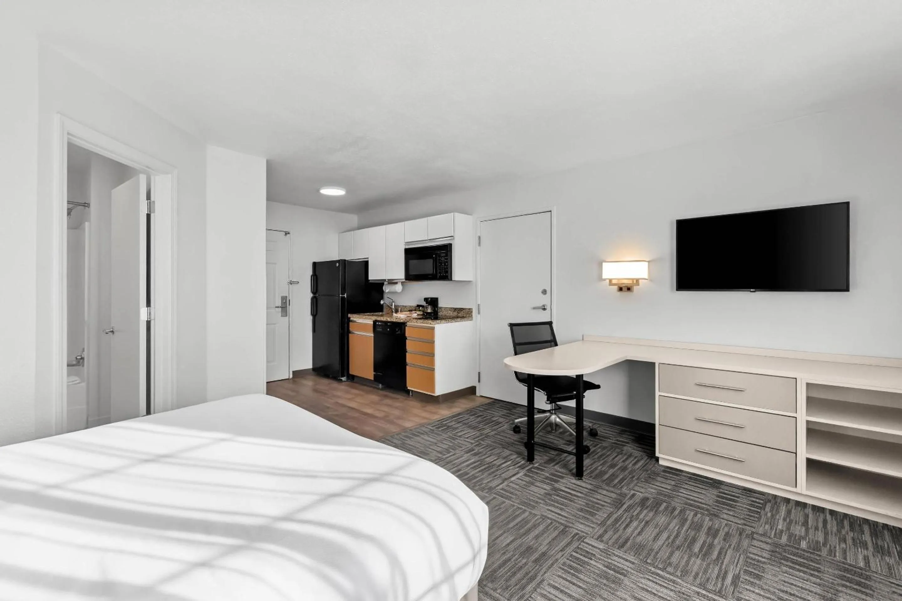 Bedroom, Bed in MainStay Suites Louisville Jeffersontown