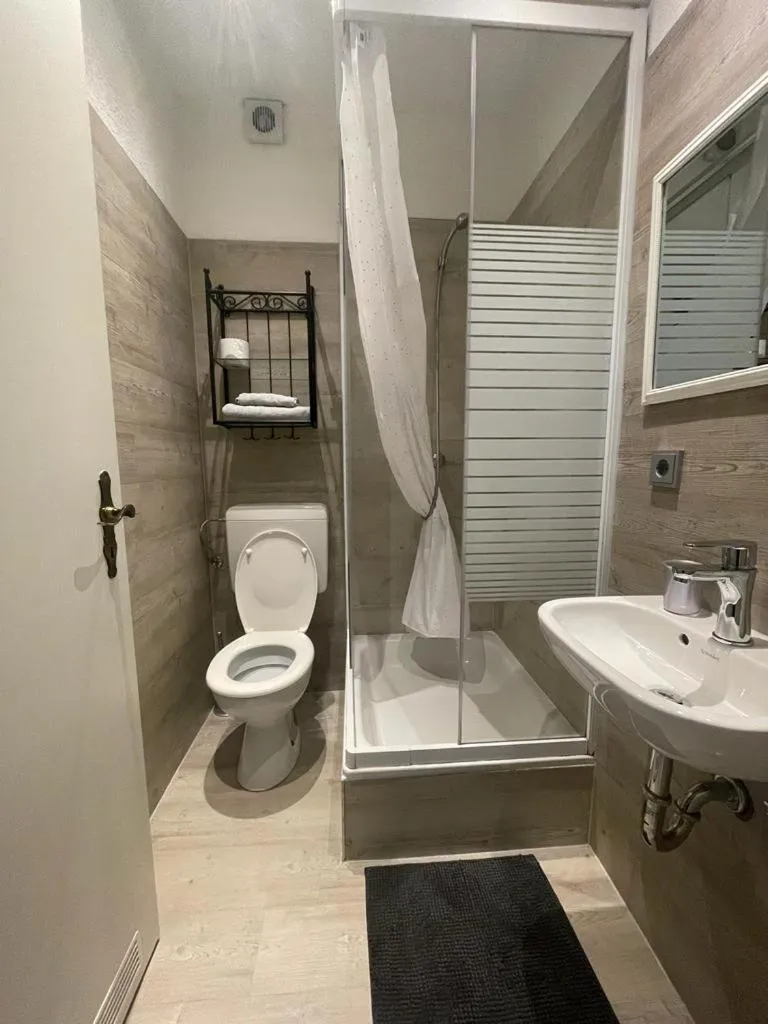 Shower in LA Boutique House