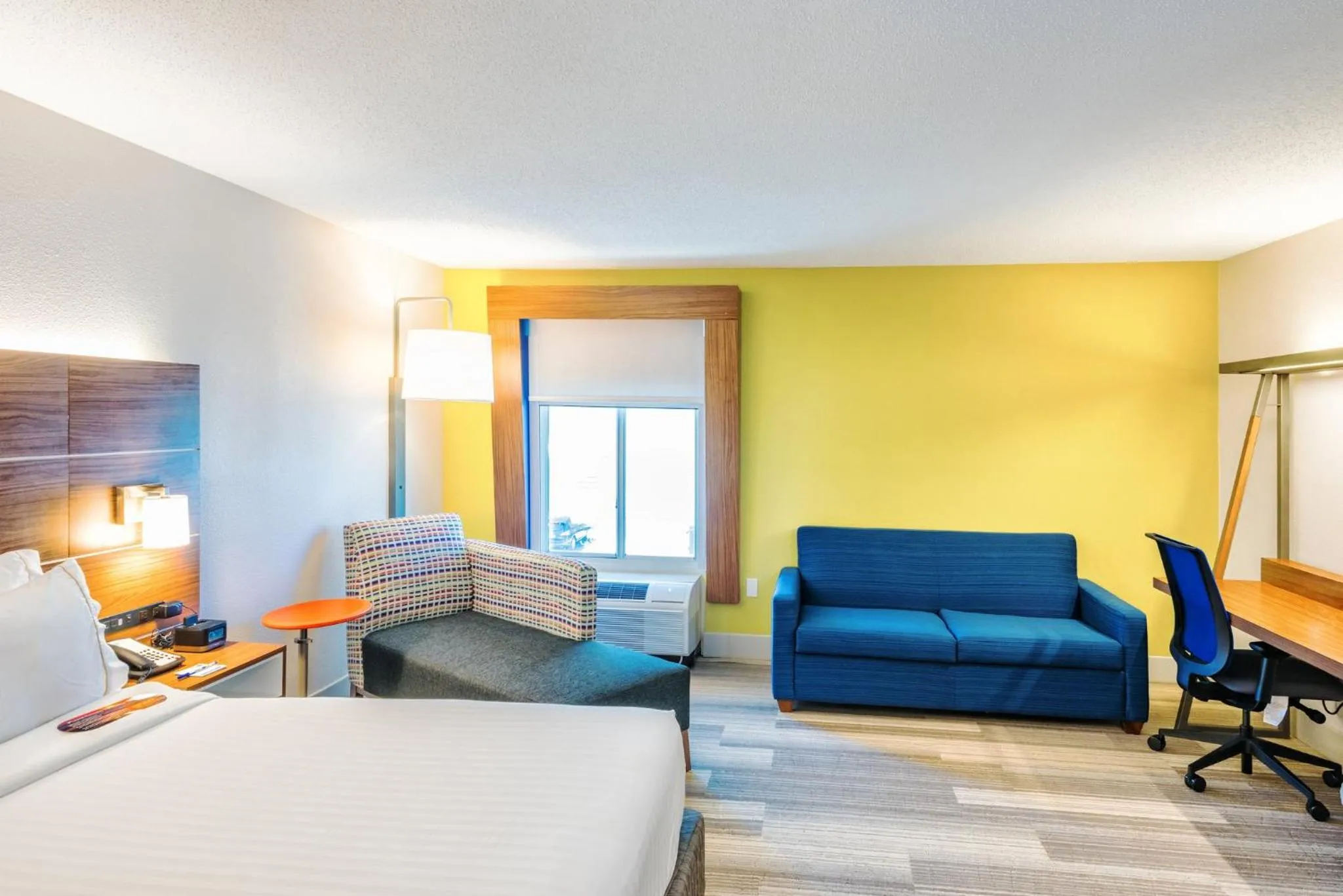 Photo of the whole room in Holiday Inn Express Charleston US Highway 17 & I-526 by IHG