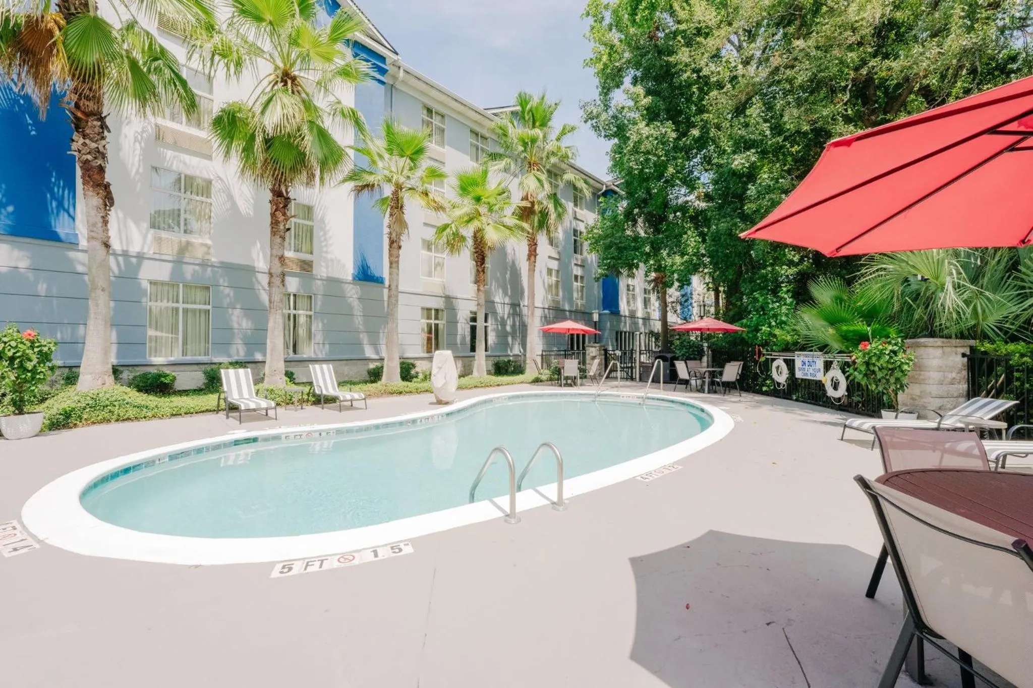 Swimming pool in Holiday Inn Express Hotel & Suites Charleston - Northwoods by IHG