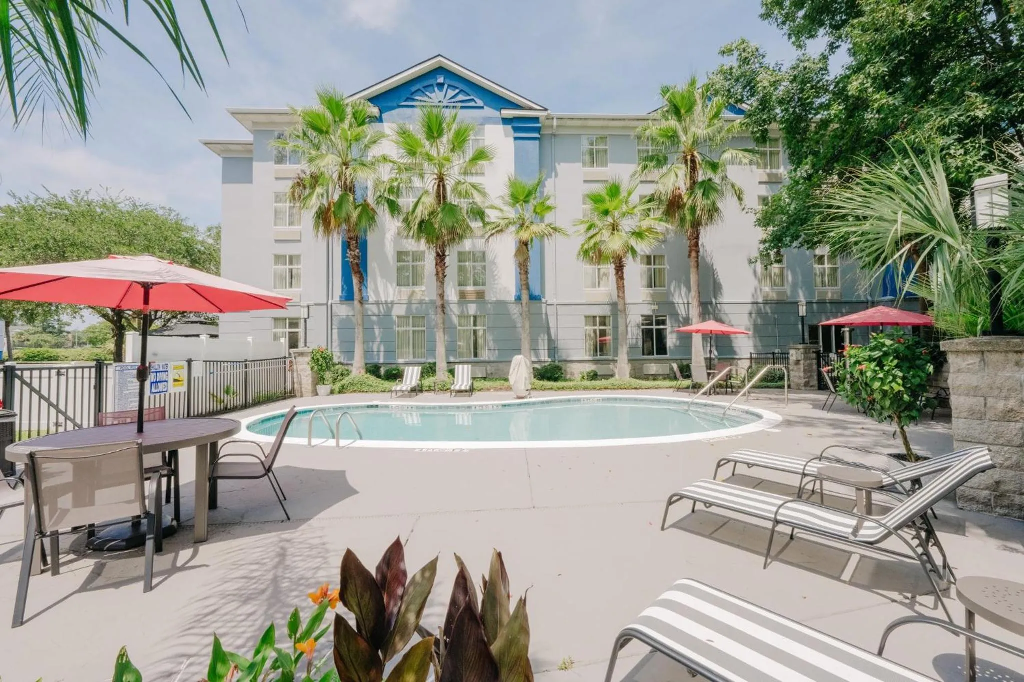 Swimming pool in Holiday Inn Express Hotel & Suites Charleston - Northwoods by IHG