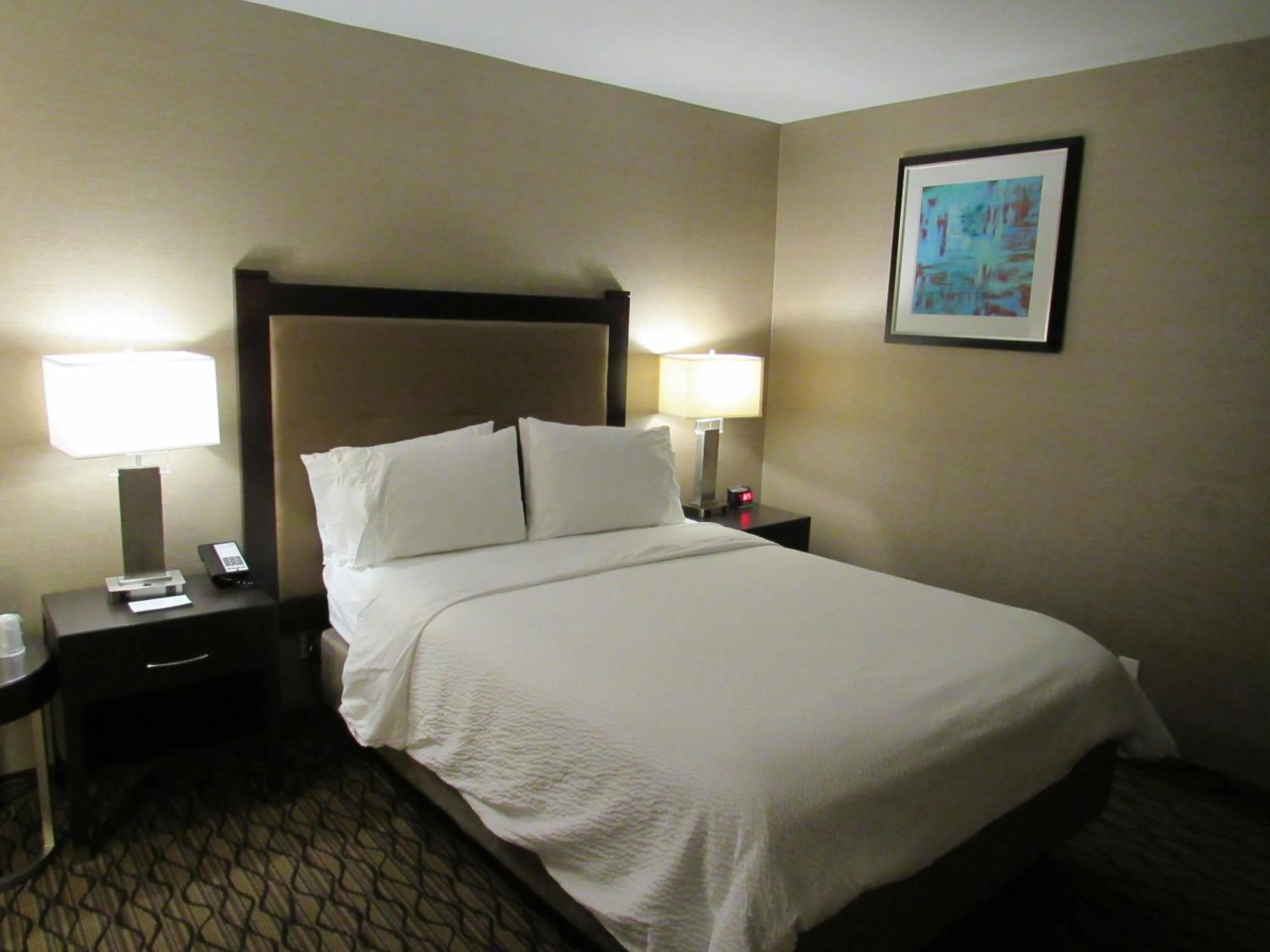 Bed in Holiday Inn Express & Suites Pasadena - Los Angeles by IHG