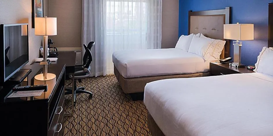 Bed in Holiday Inn Express & Suites Pasadena - Los Angeles by IHG