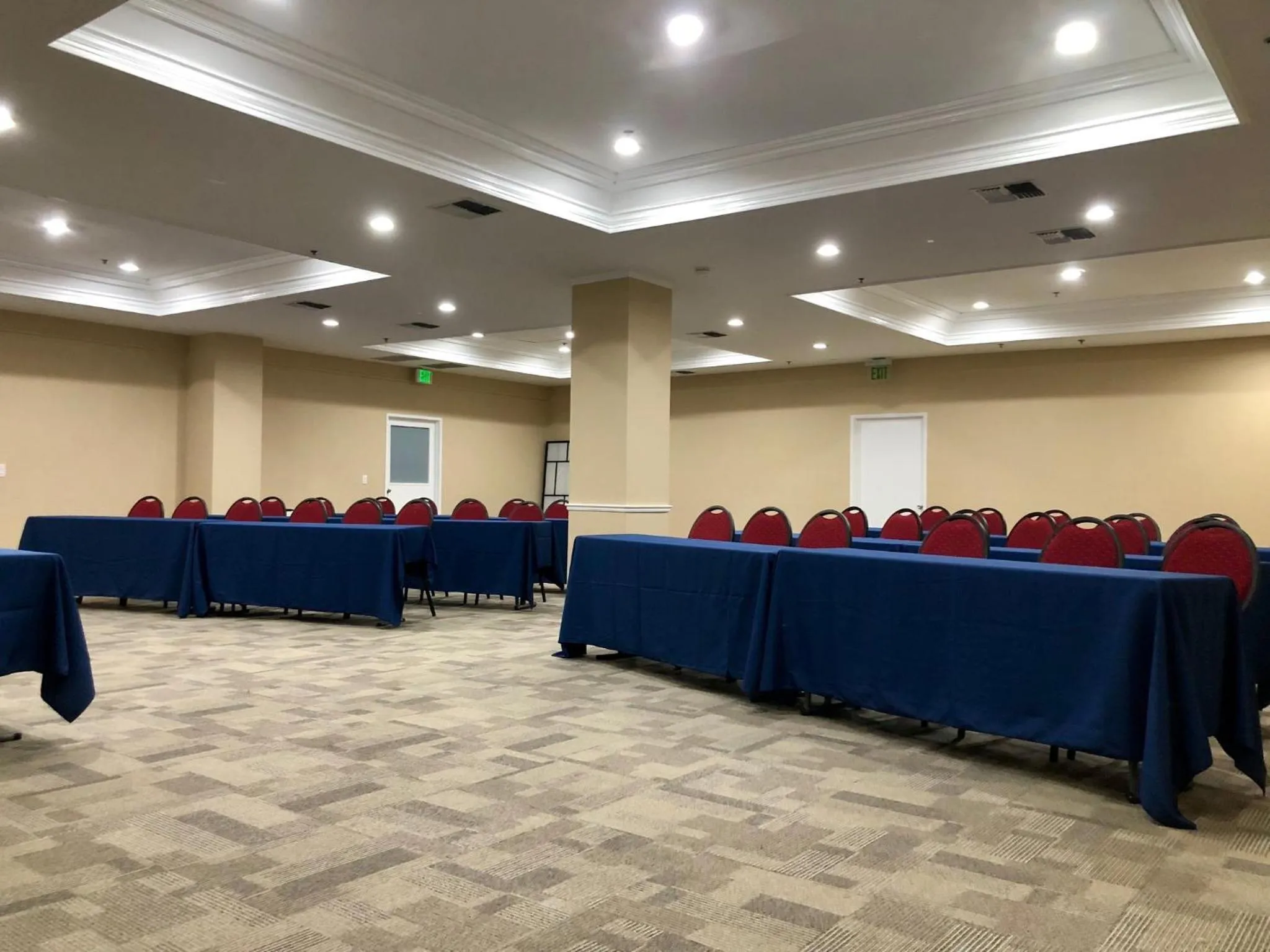 Meeting/conference room in Holiday Inn Express & Suites Pasadena - Los Angeles by IHG