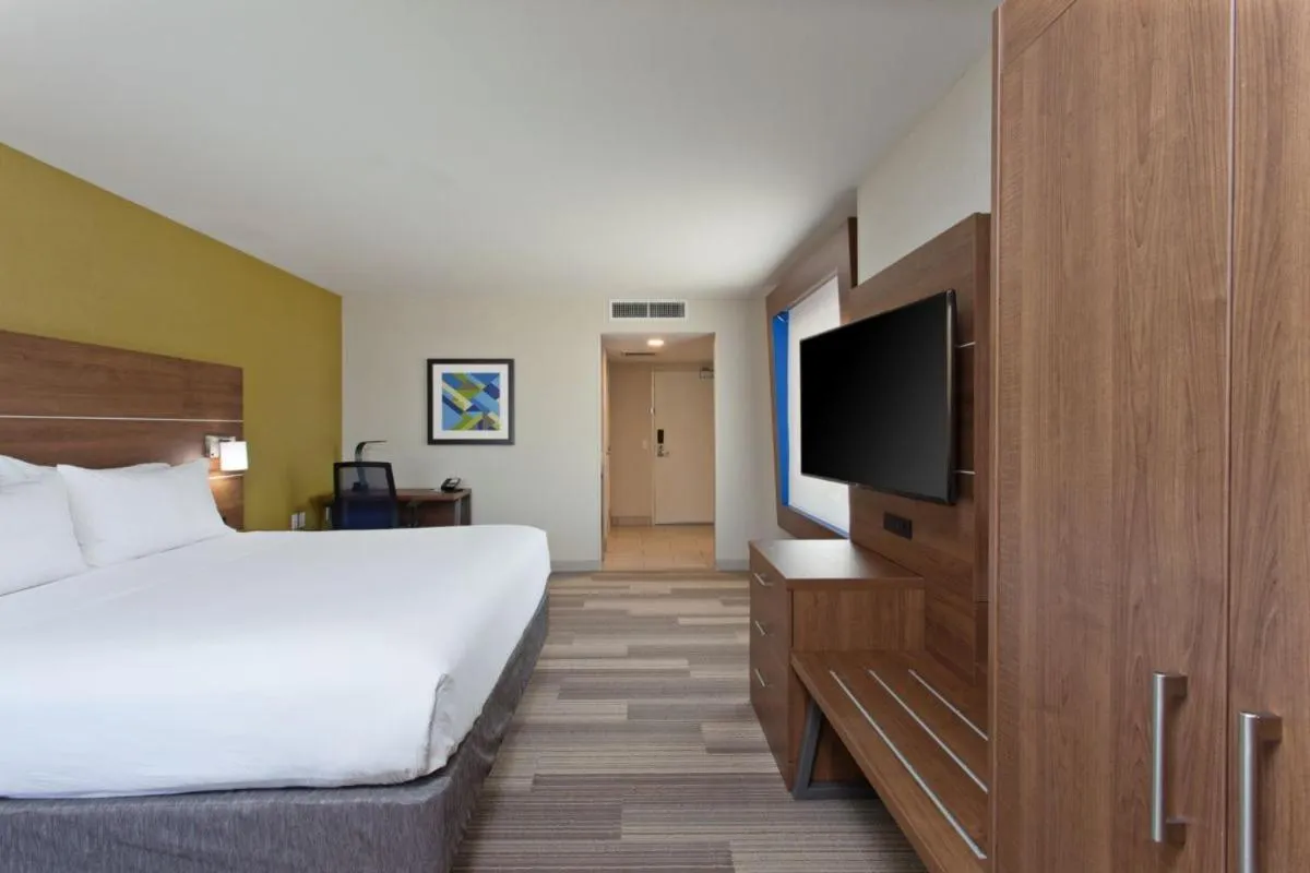 Bed in Holiday Inn Express & Suites Pasadena - Los Angeles by IHG