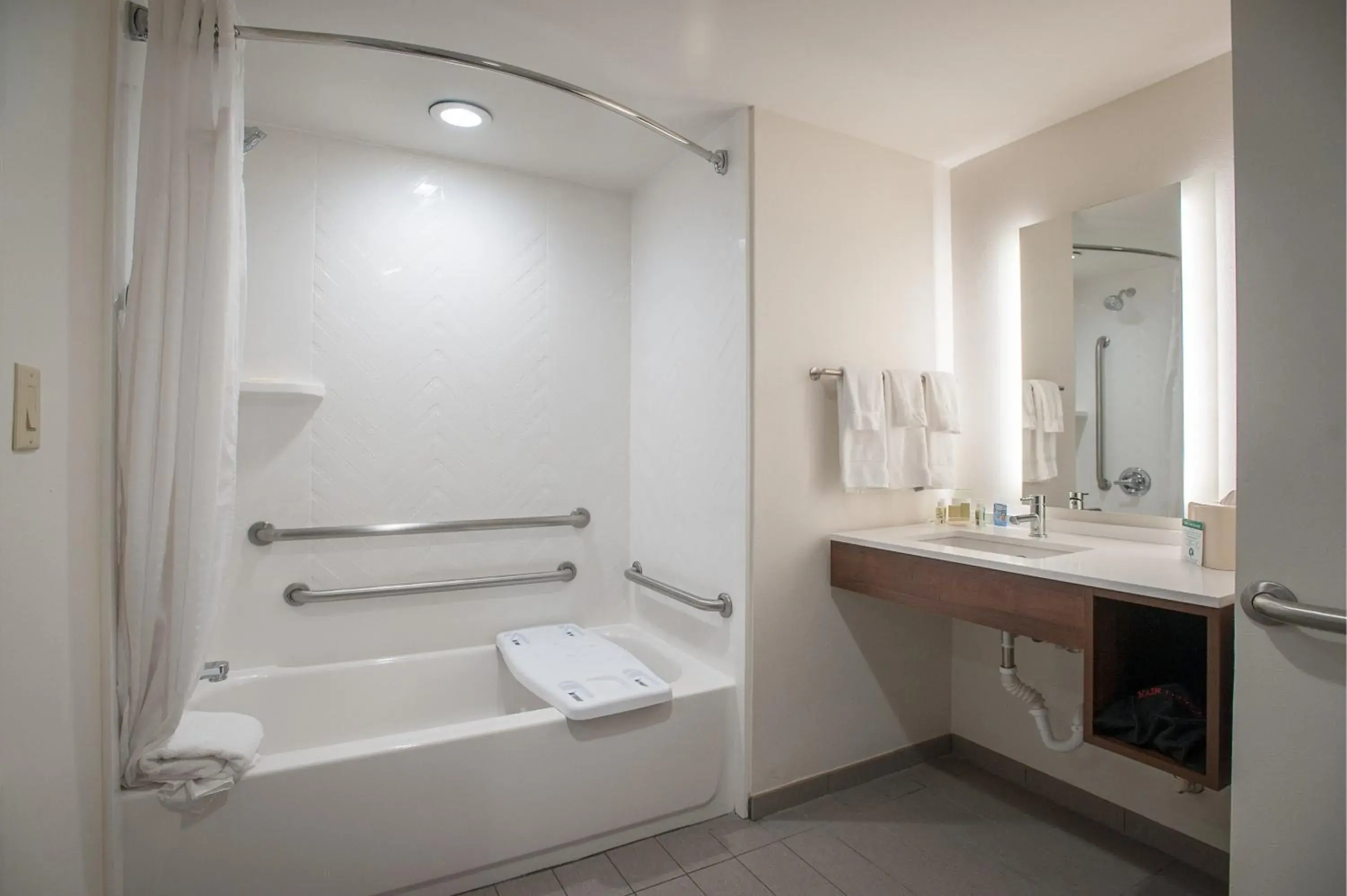 Standard King Room with Mobility Accessible Tub in Holiday Inn Pensacola - University Area by IHG Standard King Room with Mobility Accessible Tub in Holiday Inn Pensacola - University Area by IHG