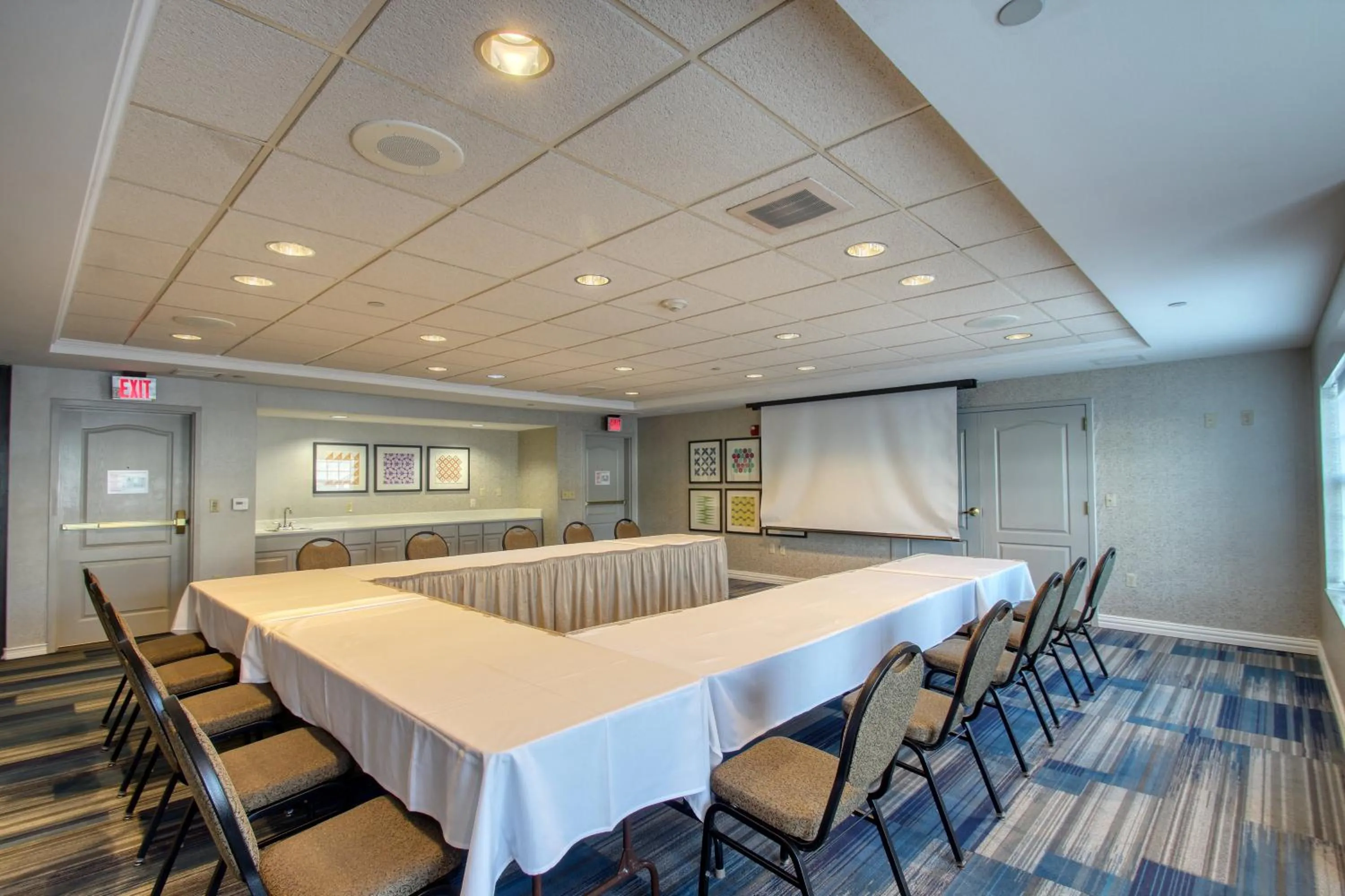 Meeting/conference room in Holiday Inn Express Hotel & Suites Milwaukee Airport by IHG