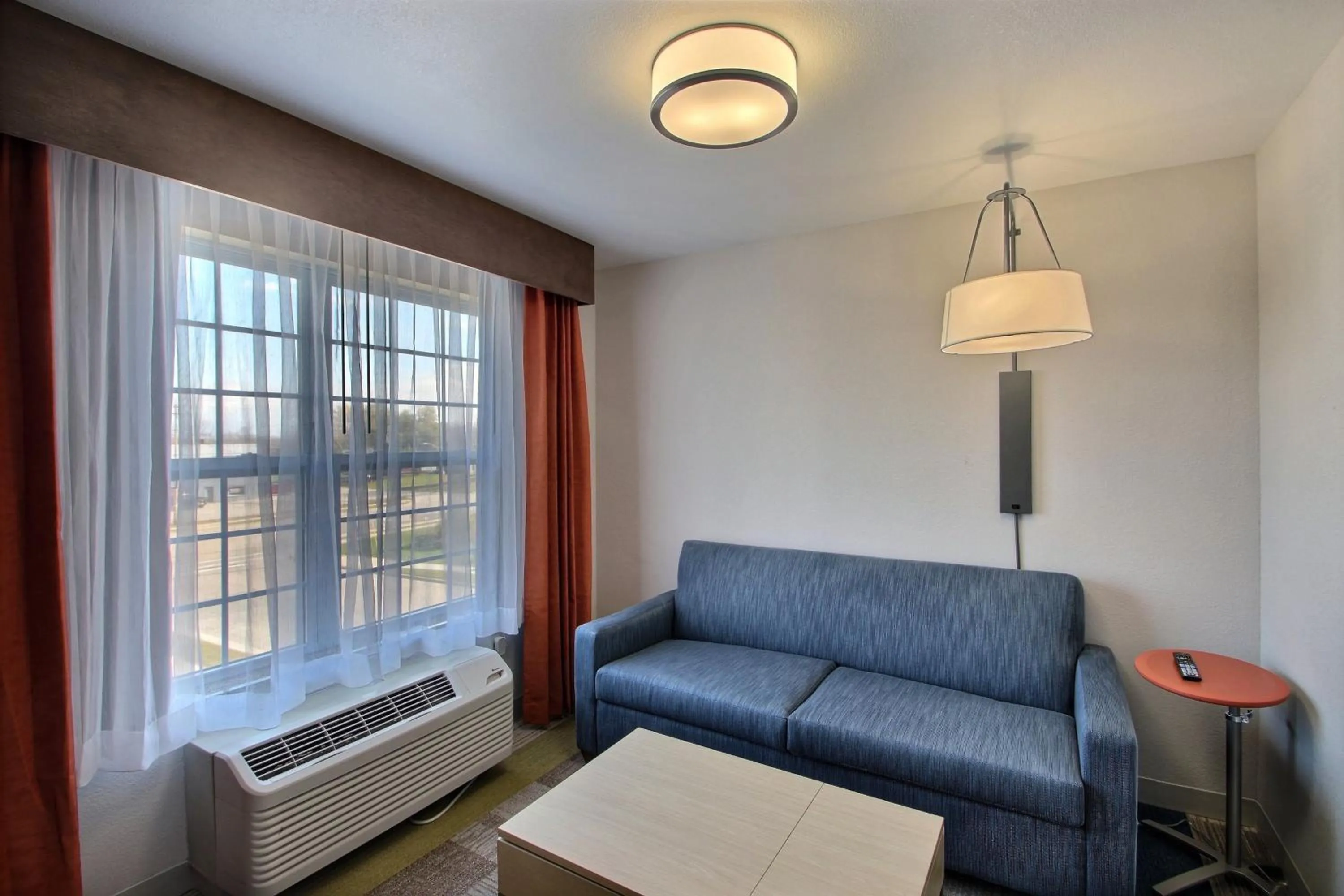 Photo of the whole room in Holiday Inn Express Hotel & Suites Milwaukee Airport by IHG