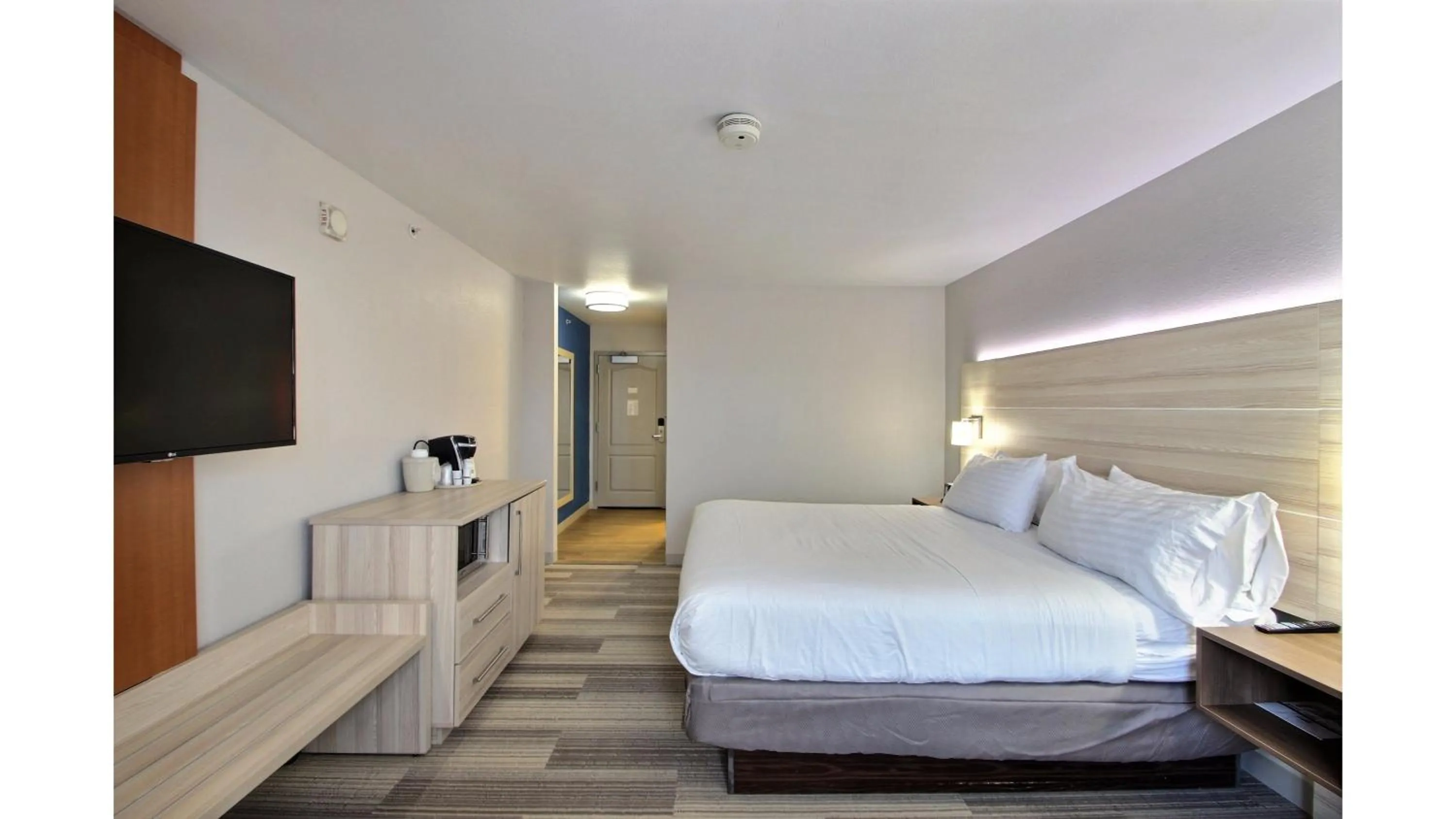 Photo of the whole room, Bed in Holiday Inn Express Hotel & Suites Milwaukee Airport by IHG