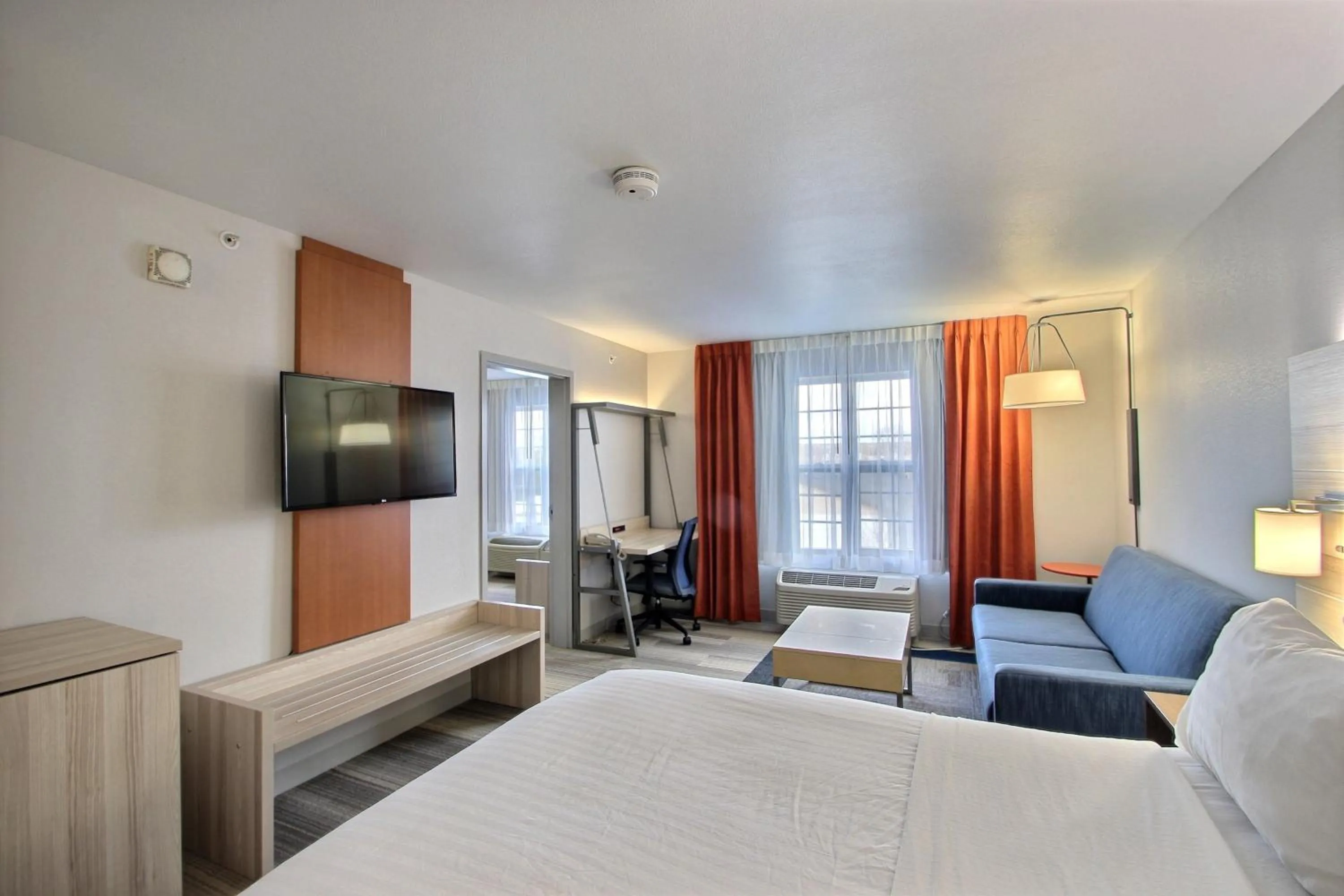 Photo of the whole room, Bed in Holiday Inn Express Hotel & Suites Milwaukee Airport by IHG