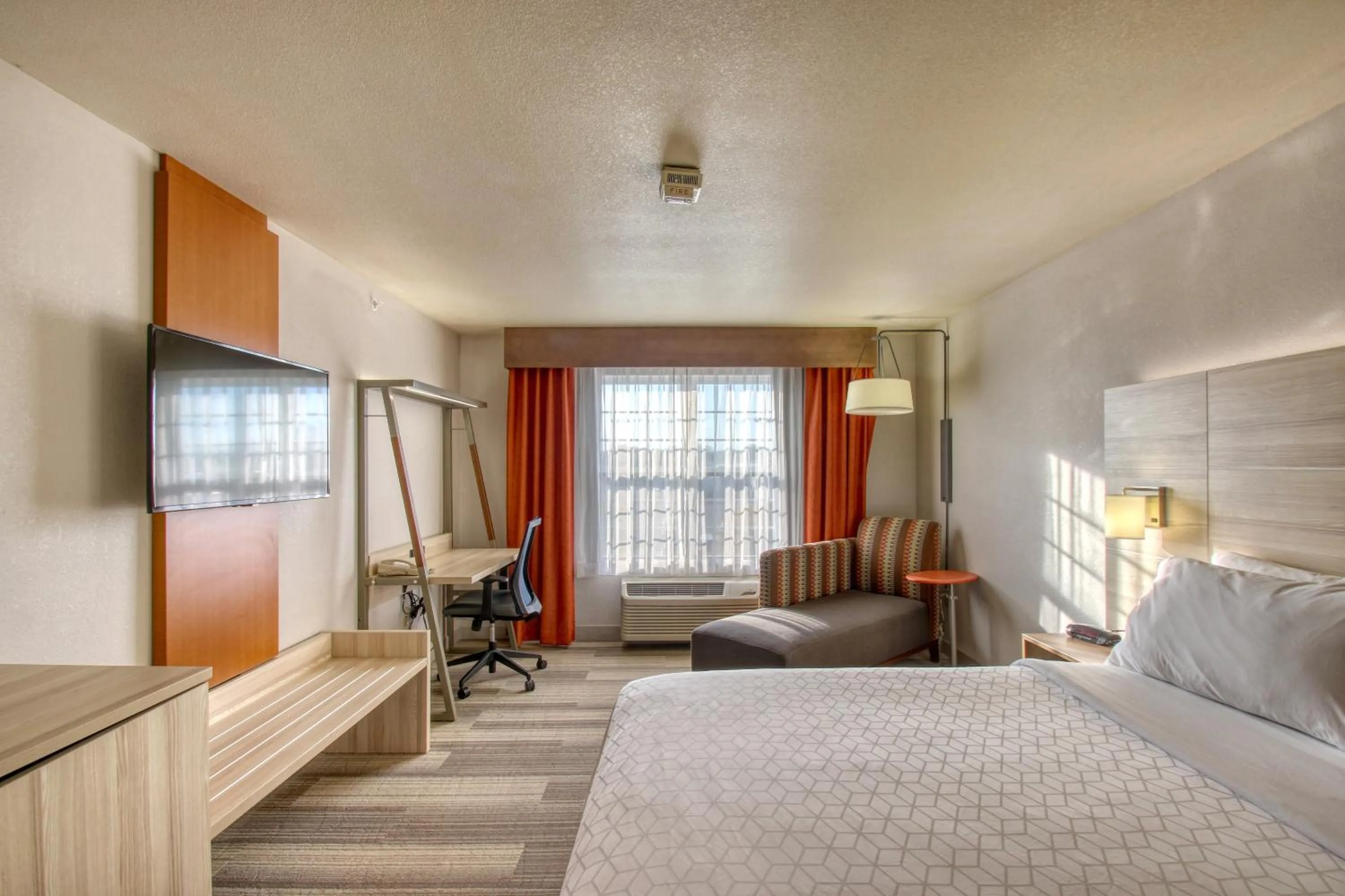 Photo of the whole room, Bed in Holiday Inn Express Hotel & Suites Milwaukee Airport by IHG