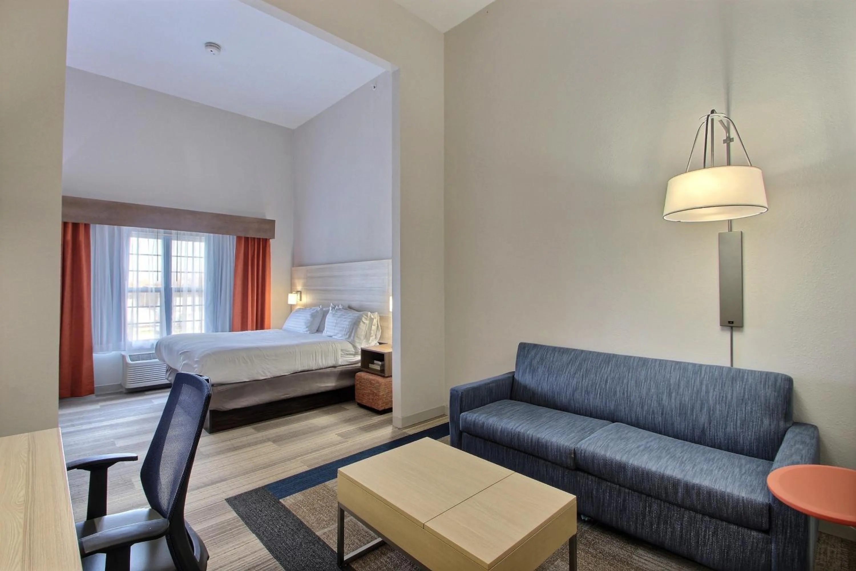 Photo of the whole room, Bed in Holiday Inn Express Hotel & Suites Milwaukee Airport by IHG