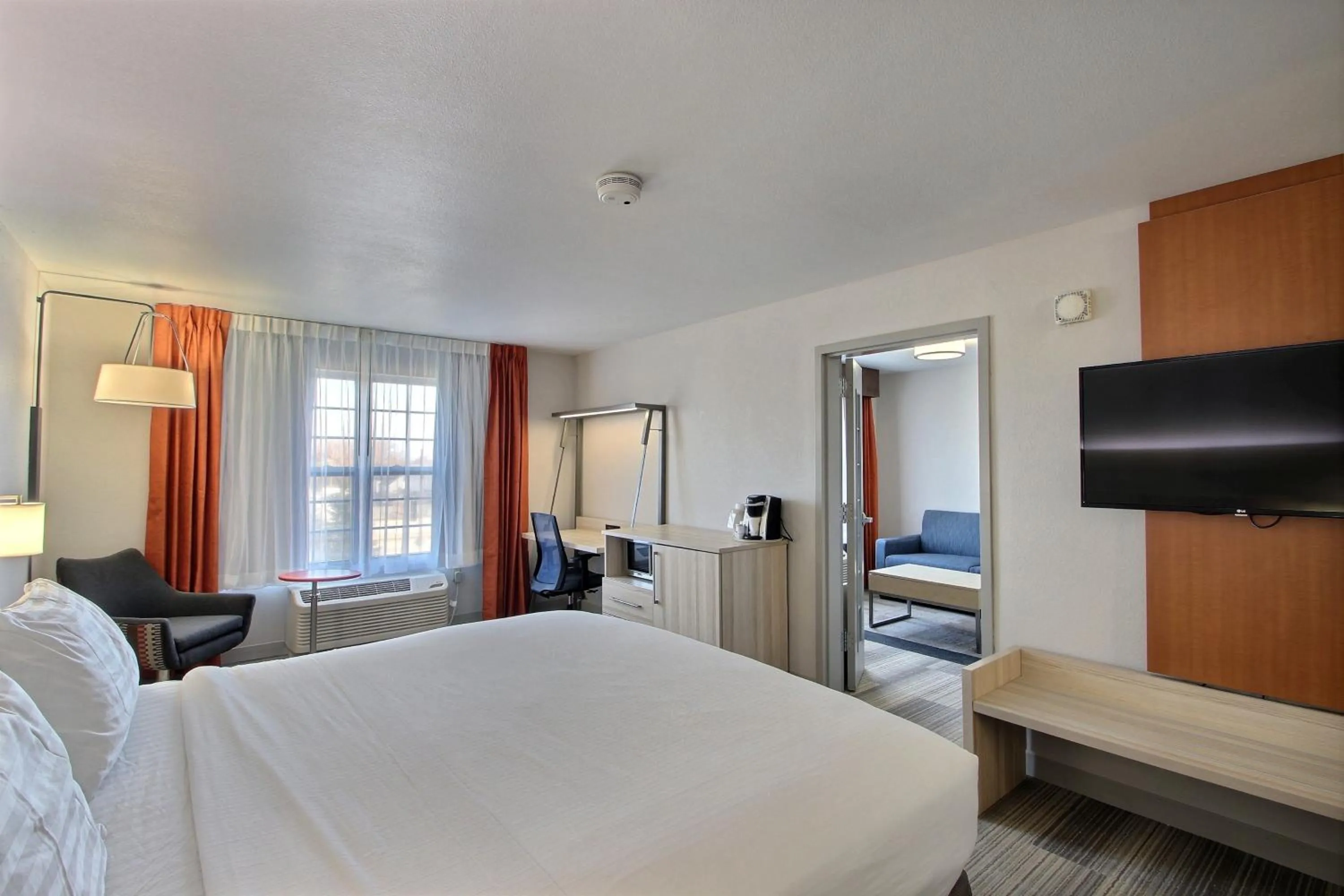 Photo of the whole room, Bed in Holiday Inn Express Hotel & Suites Milwaukee Airport by IHG