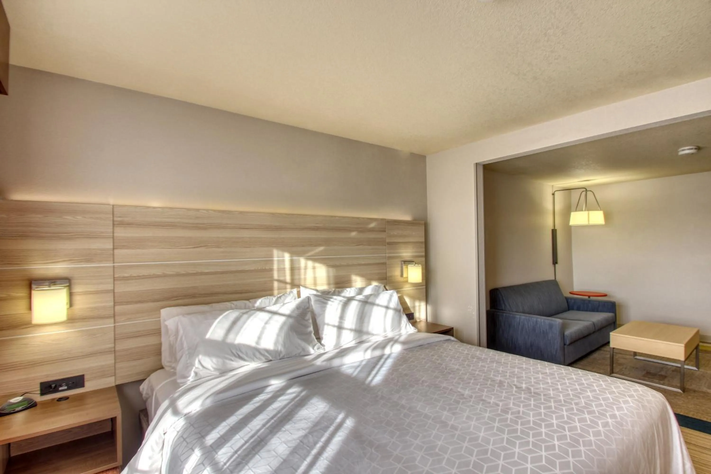 Bed in Holiday Inn Express Hotel & Suites Milwaukee Airport by IHG