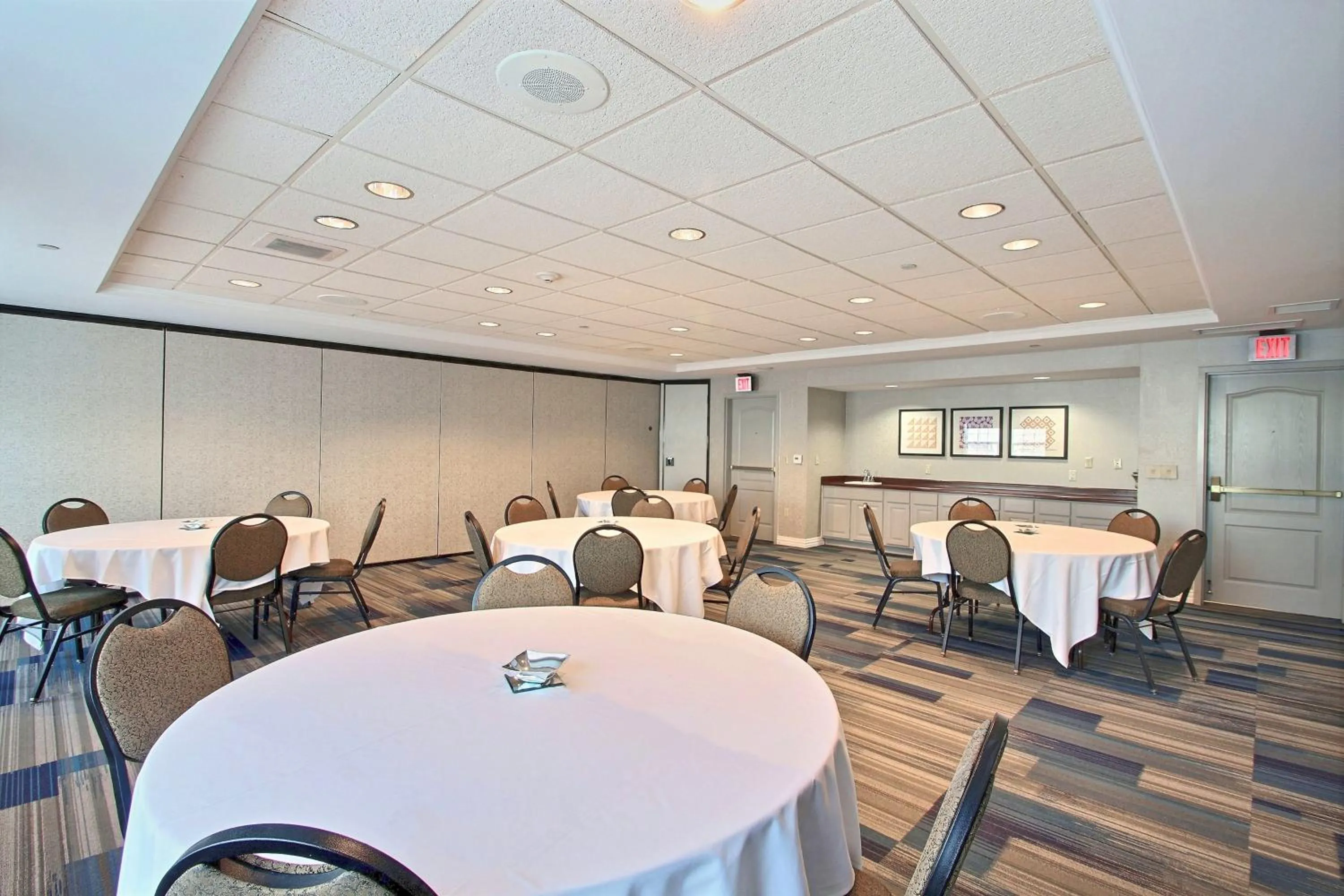 Meeting/conference room in Holiday Inn Express Hotel & Suites Milwaukee Airport by IHG
