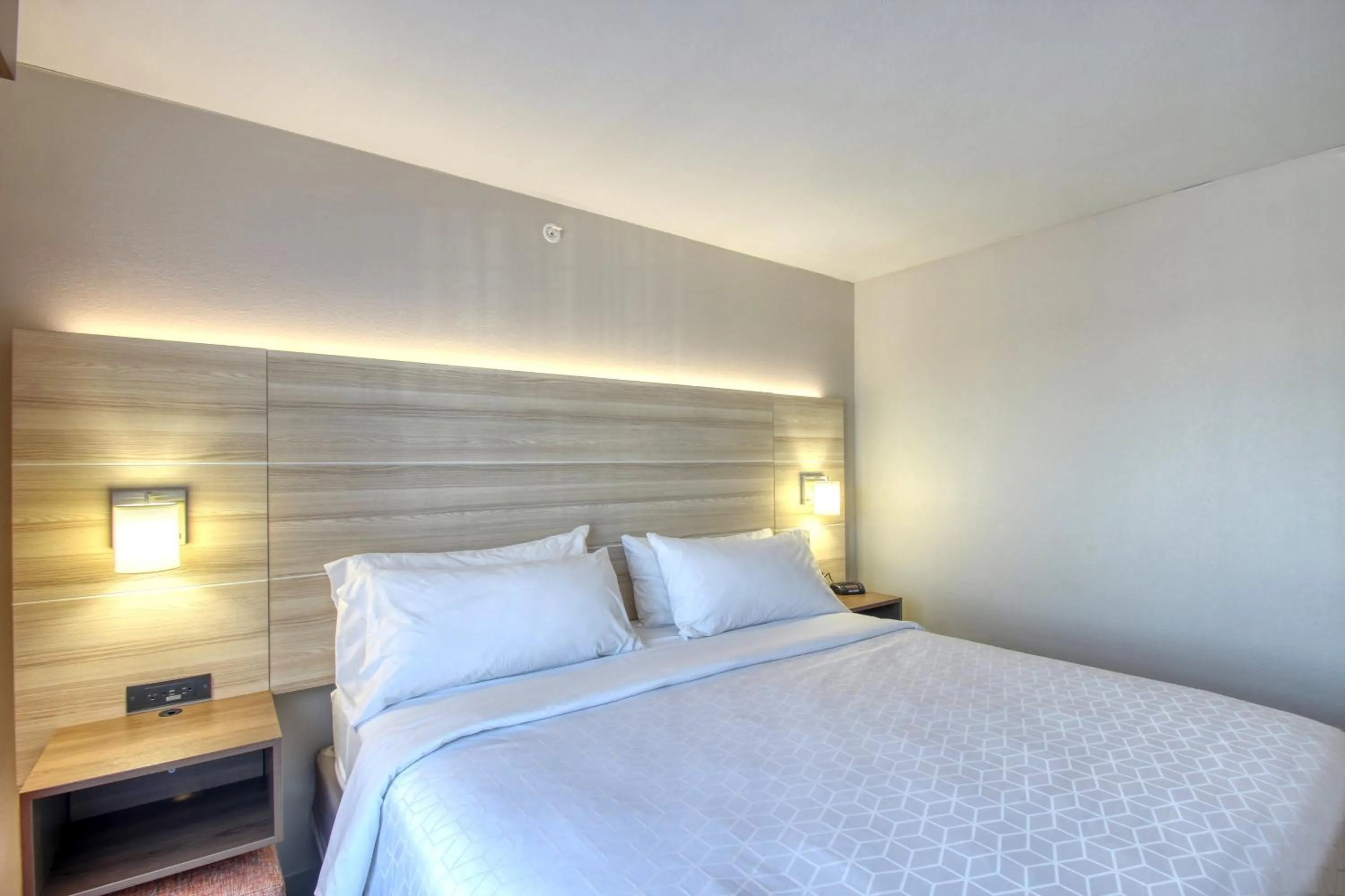 Photo of the whole room, Bed in Holiday Inn Express Hotel & Suites Milwaukee Airport by IHG