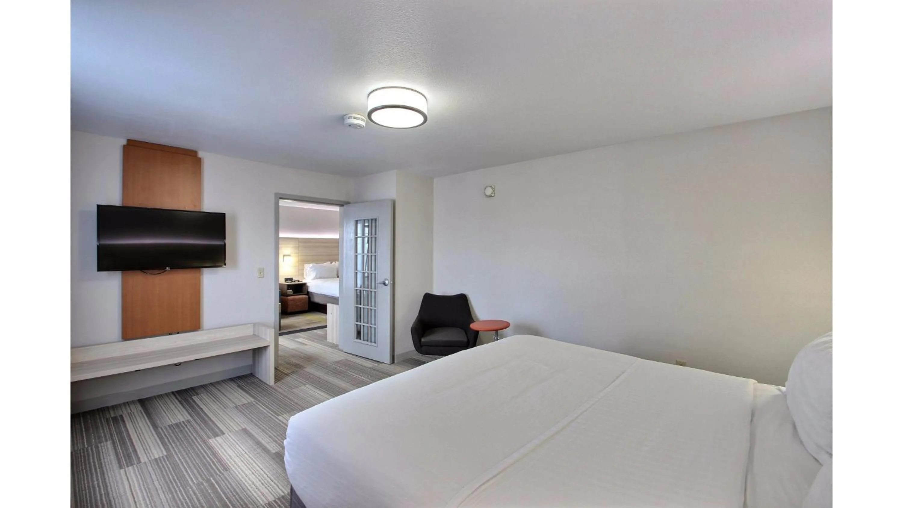 Photo of the whole room, Bed in Holiday Inn Express Hotel & Suites Milwaukee Airport by IHG