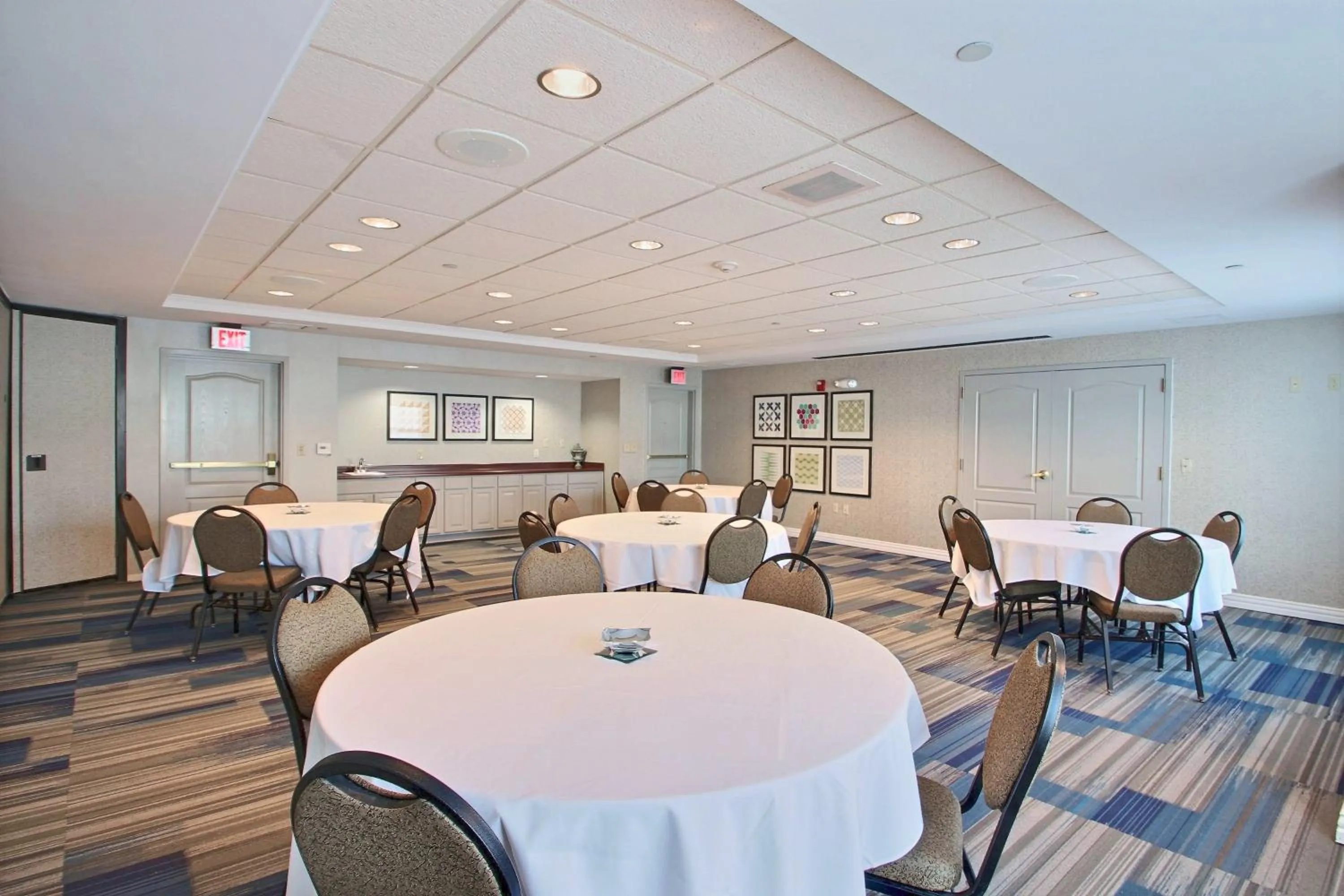 Meeting/conference room in Holiday Inn Express Hotel & Suites Milwaukee Airport by IHG