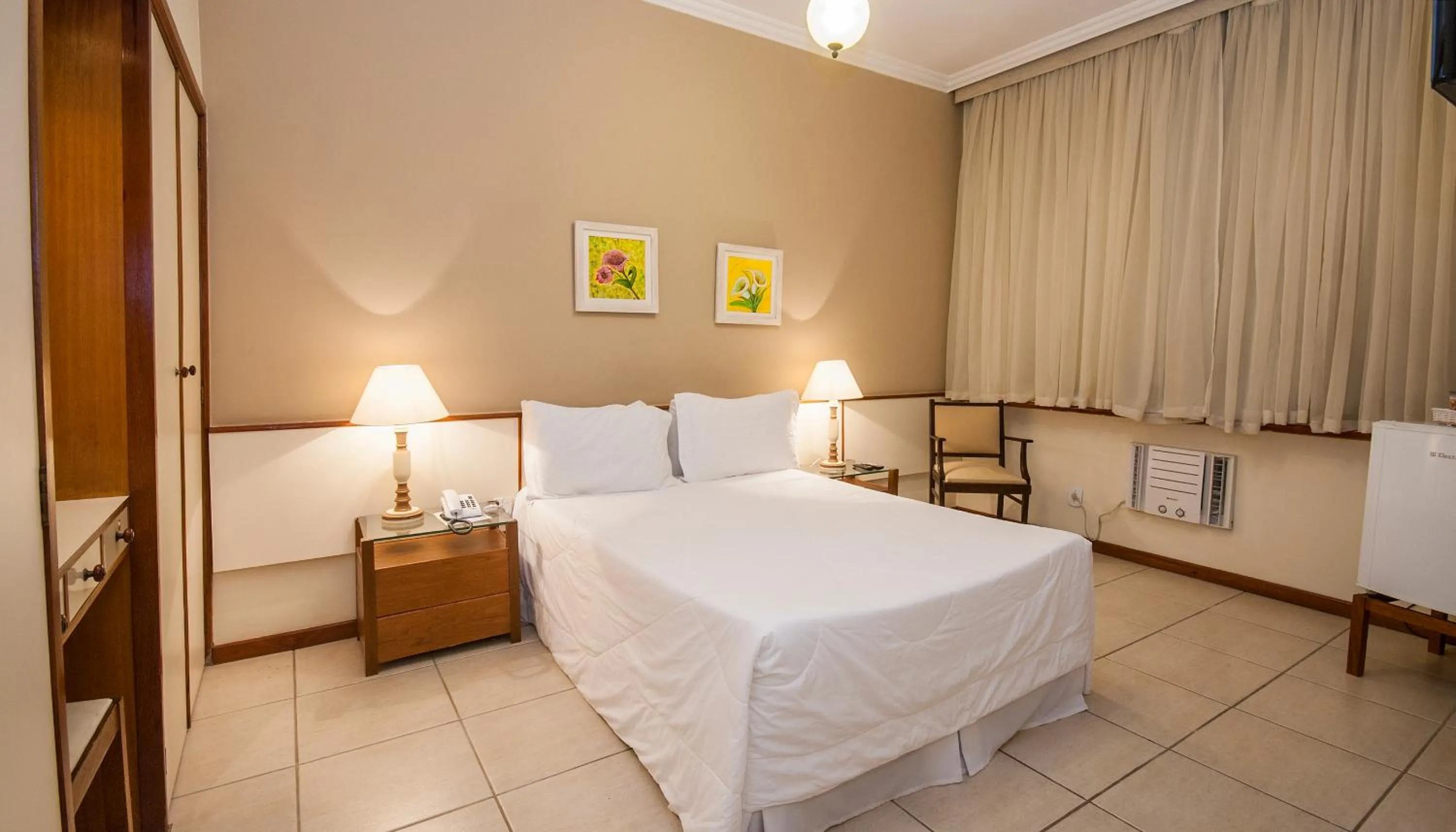 Photo of the whole room, Bed in Rede Andrade Canada