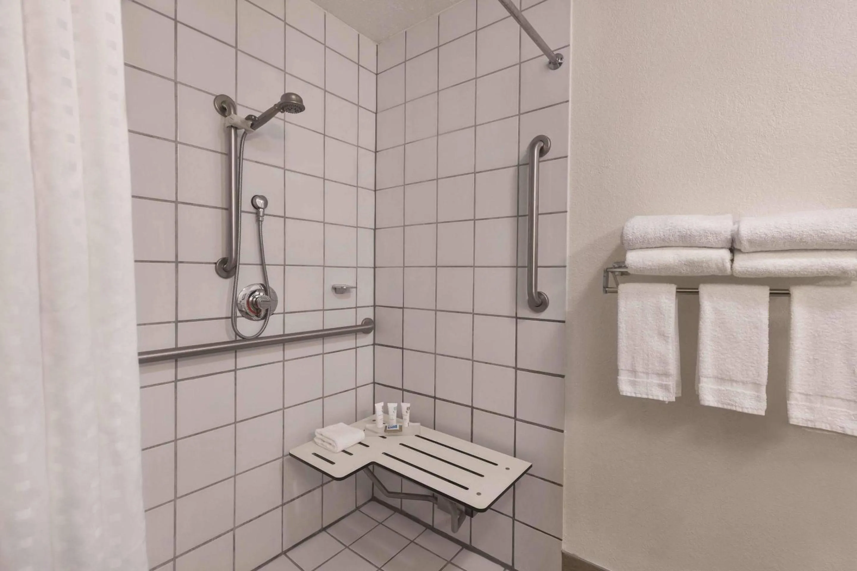 Bedroom in Country Inn & Suites by Radisson, Abingdon, VA