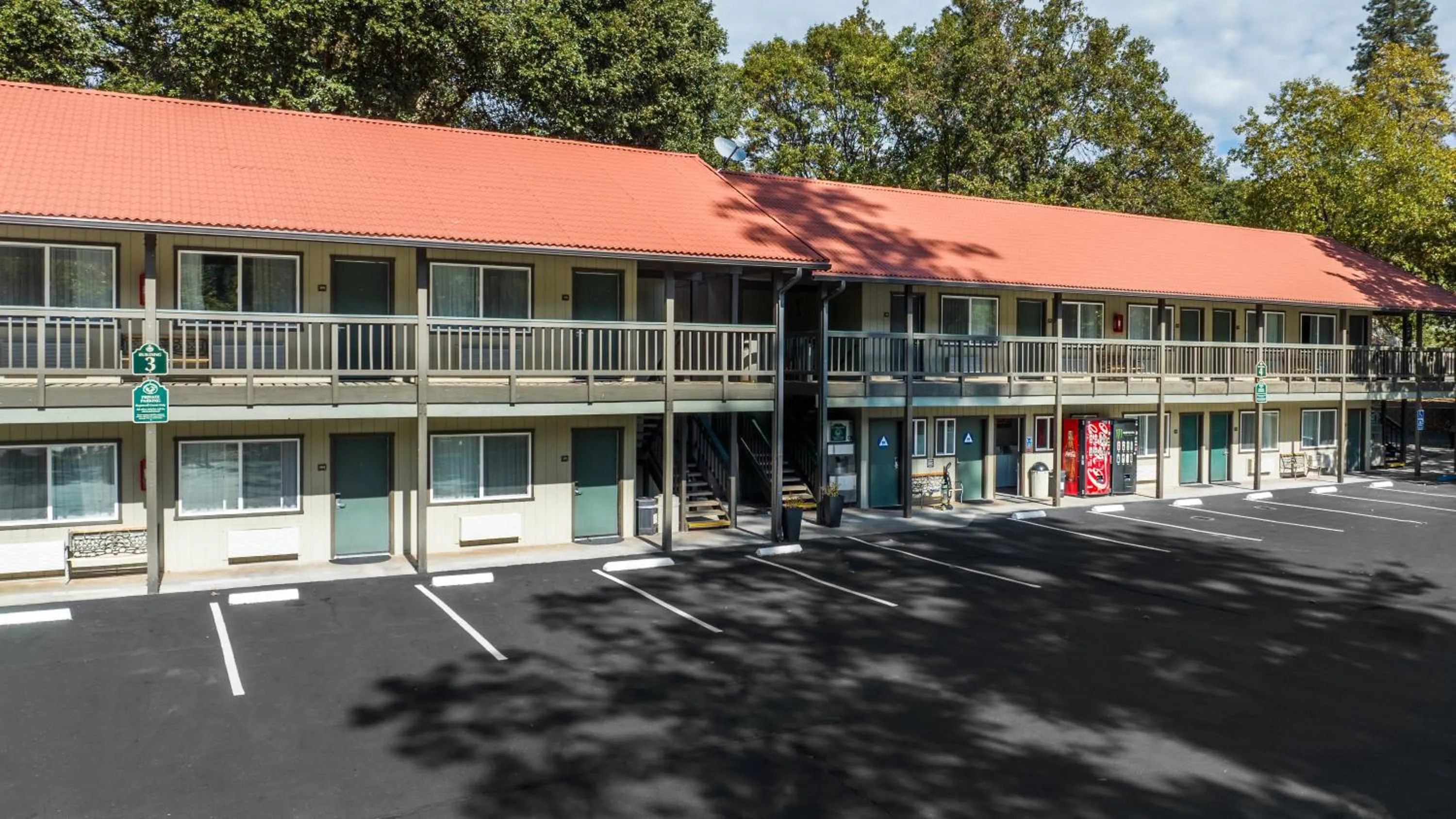 Property building in Yosemite Westgate Lodge