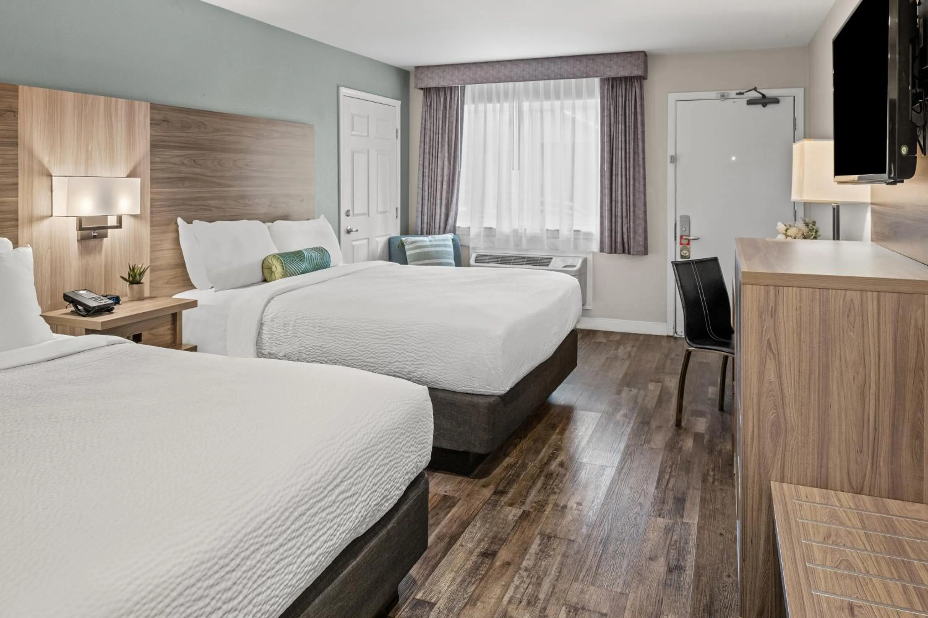 Photo of the whole room, Bed in Yosemite Westgate Lodge