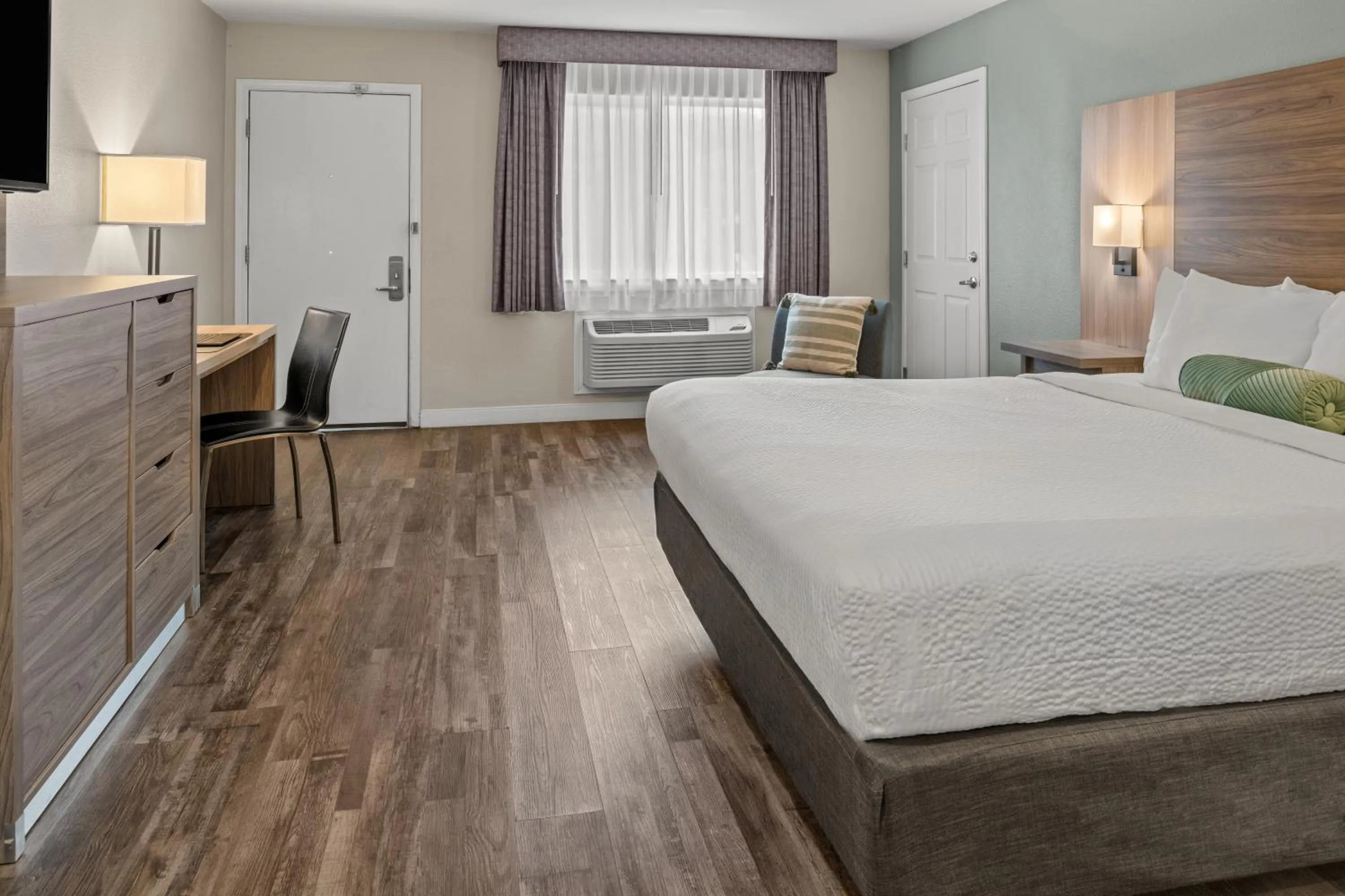 Photo of the whole room, Bed in Yosemite Westgate Lodge