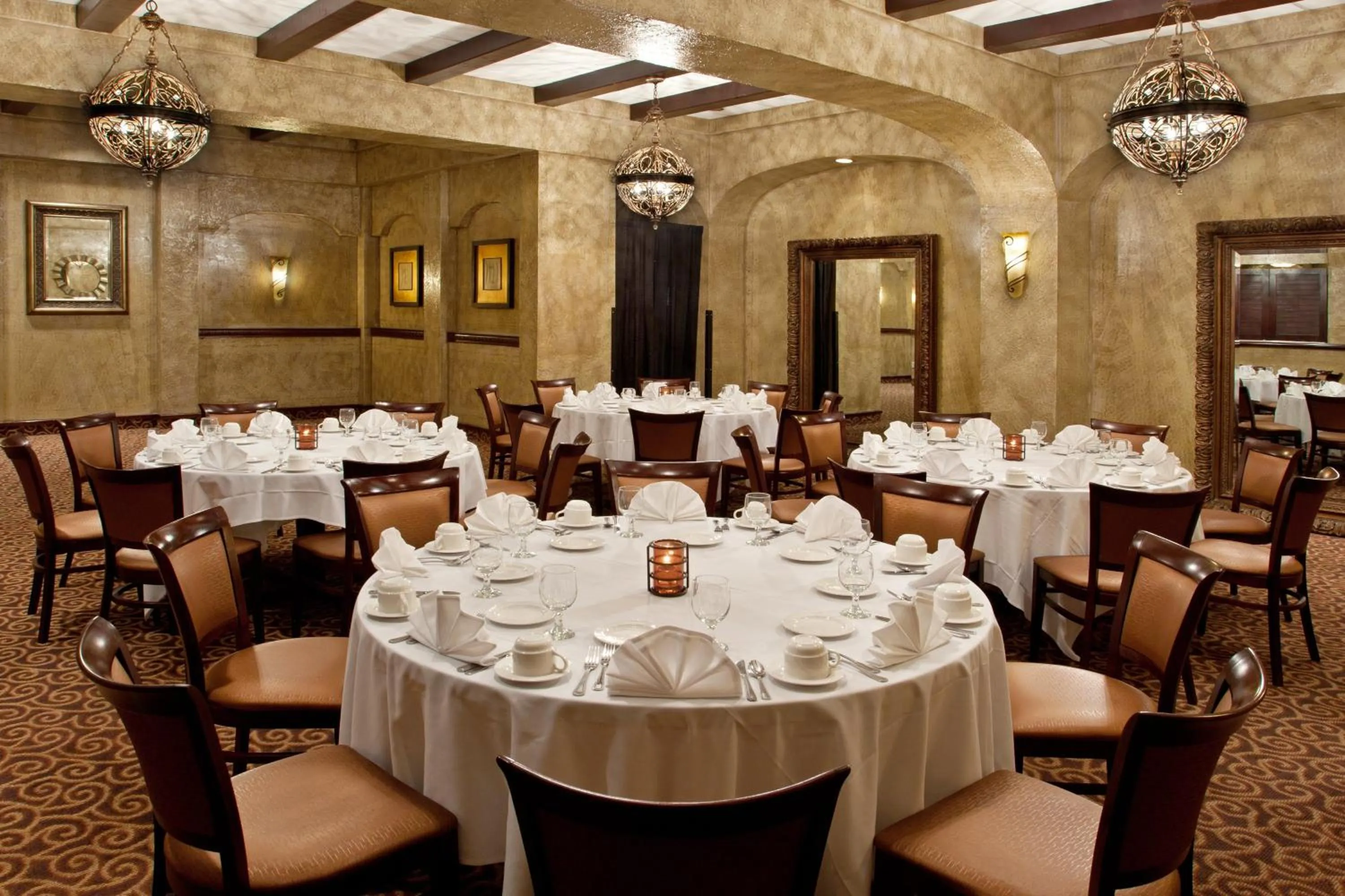 Restaurant/places to eat in Crowne Plaza Cleveland Airport by IHG