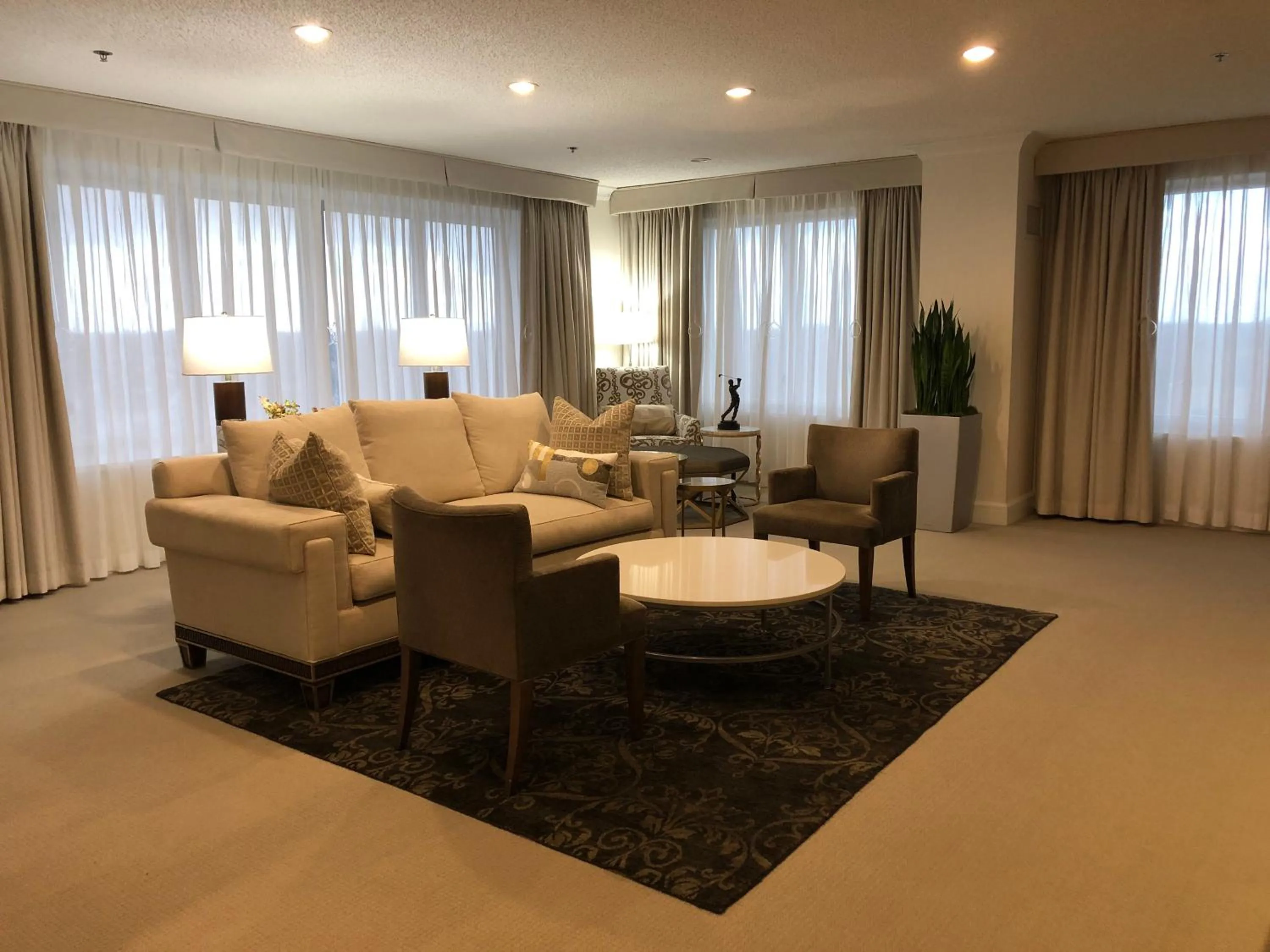 Bedroom in InterContinental Suites Hotel Cleveland by IHG