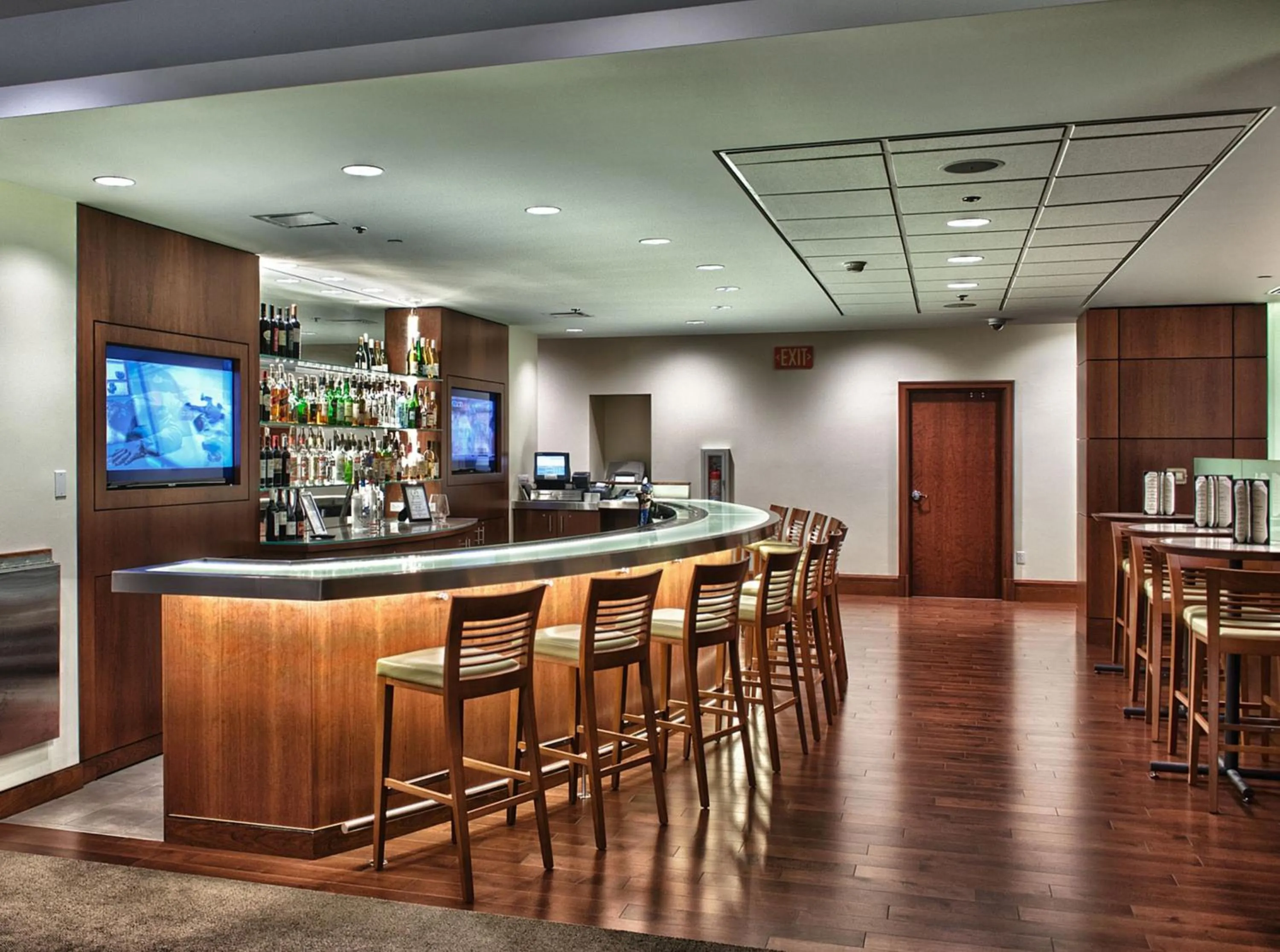 Lounge or bar in InterContinental Suites Hotel Cleveland by IHG