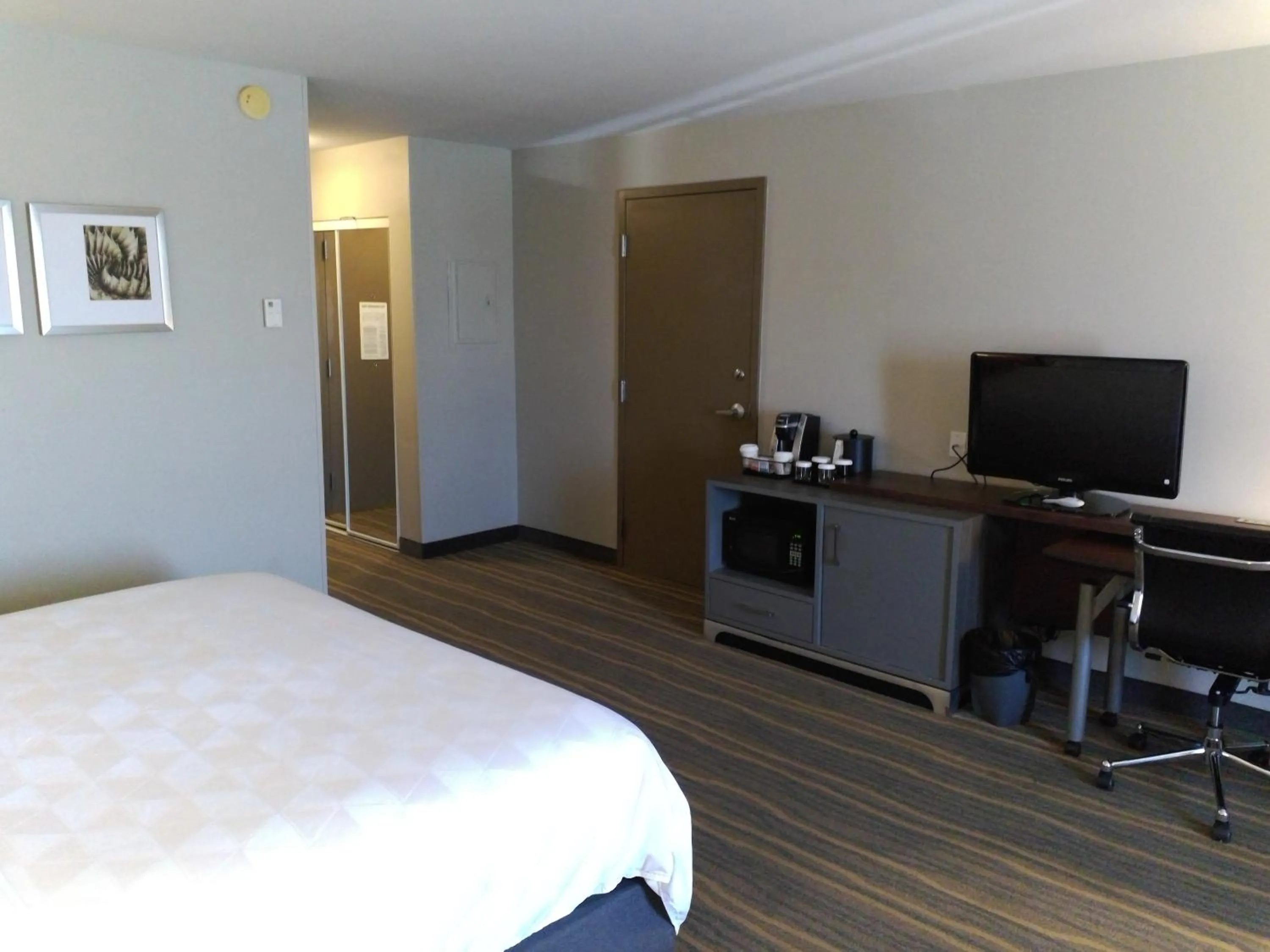 TV and multimedia, Bed in Holiday Inn & Suites Albuquerque-North I-25 by IHG