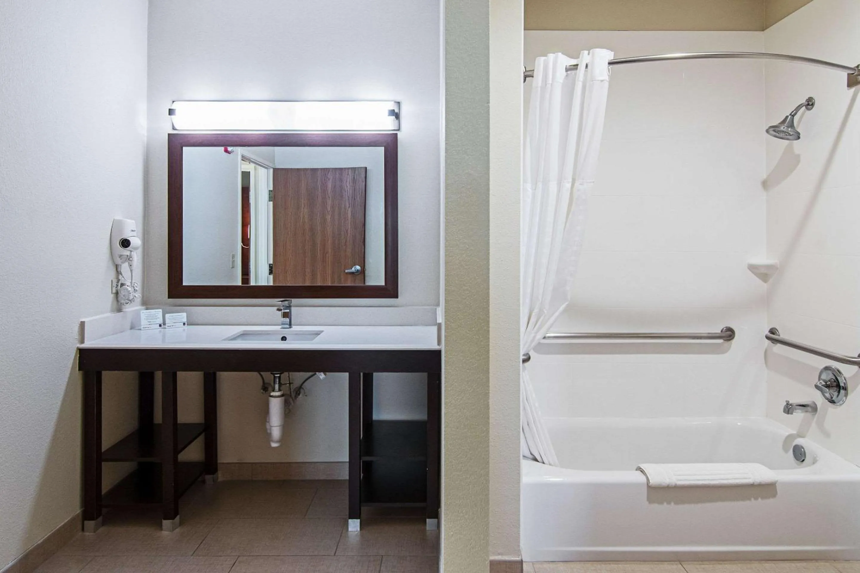 Photo of the whole room in Comfort Suites NW Dallas Near Love Field