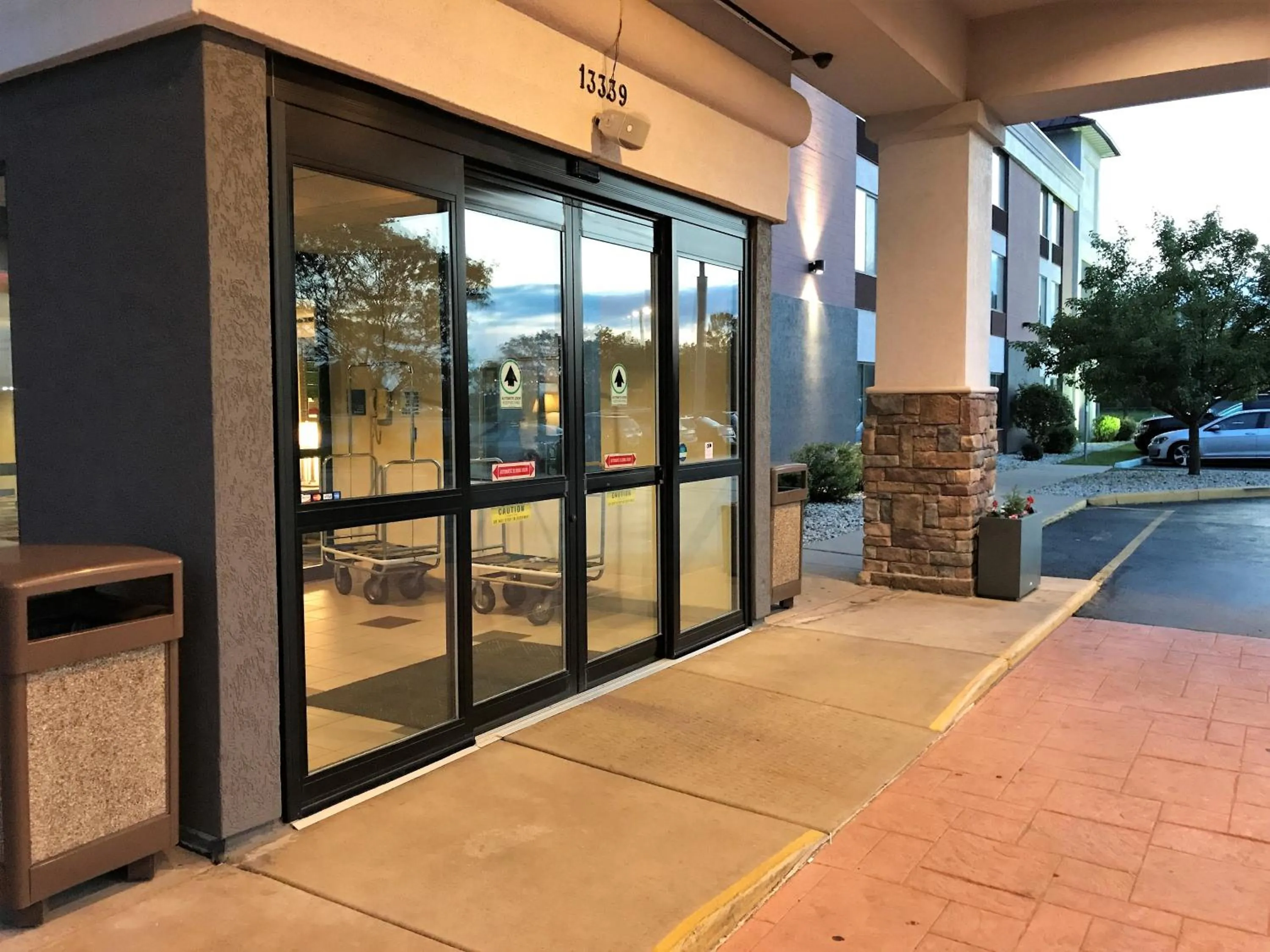 Facade/entrance in Country Inn & Suites by Radisson, Mt Pleasant-Racine West, WI