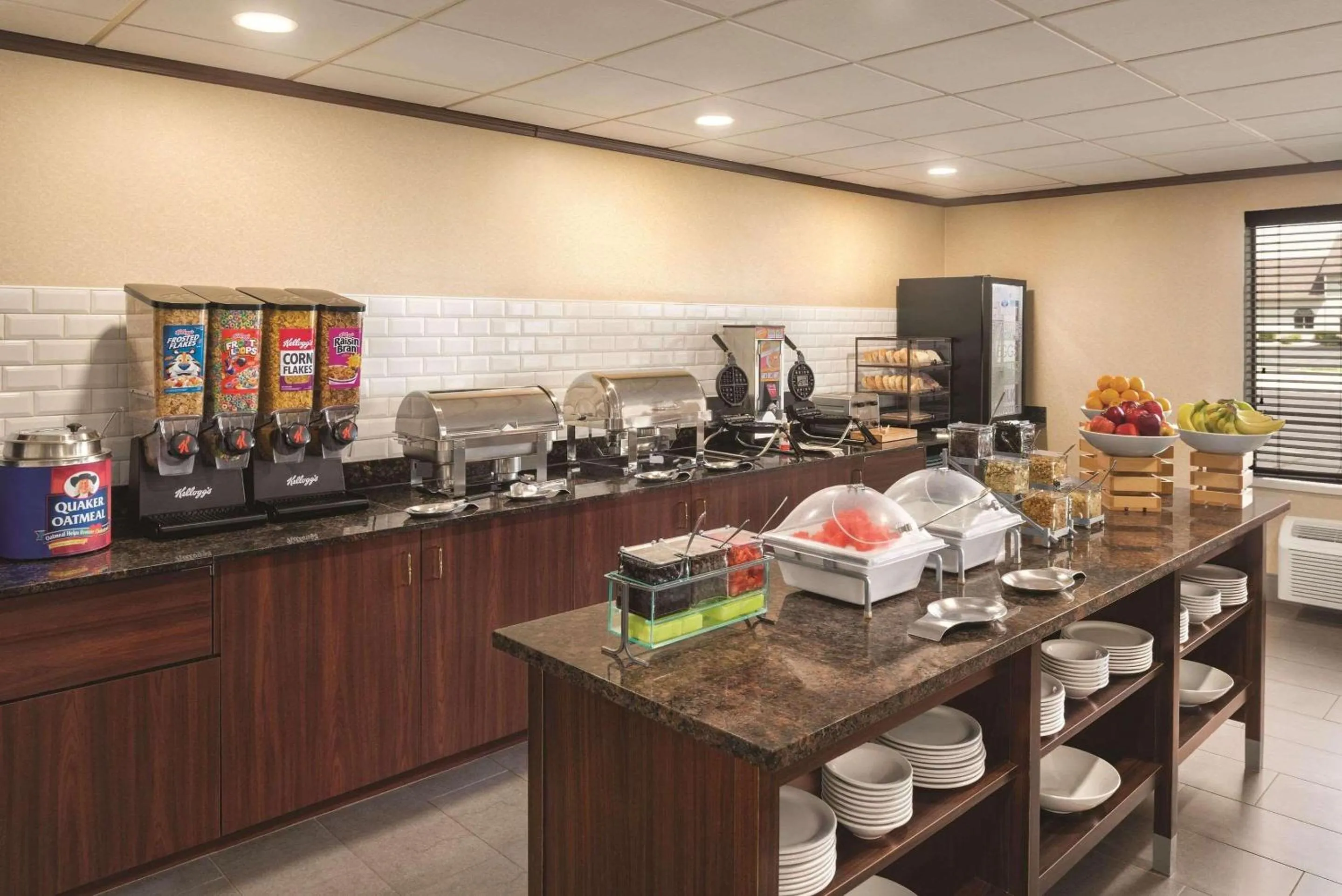 Breakfast in Country Inn & Suites by Radisson, Mt Pleasant-Racine West, WI