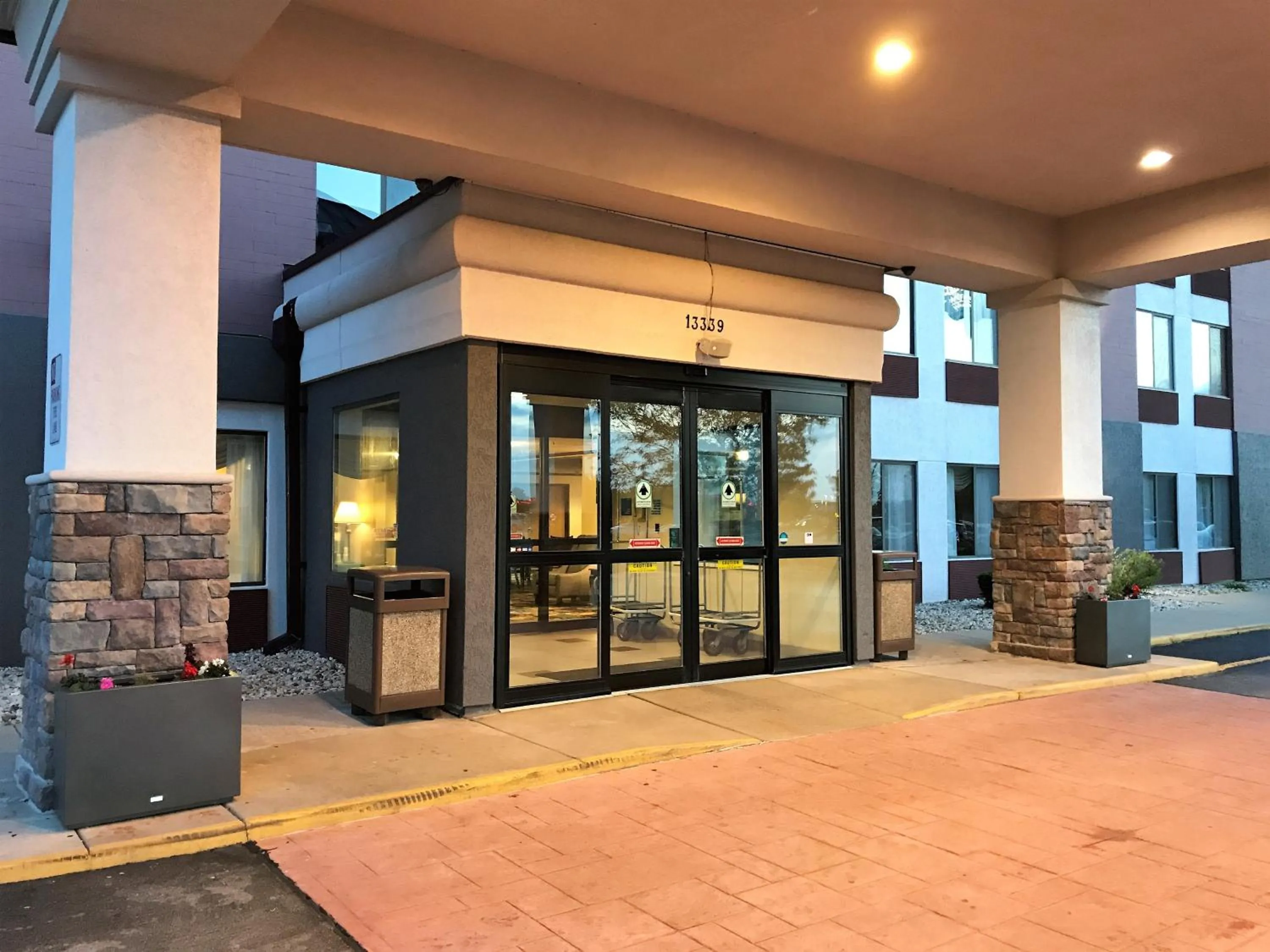 Facade/entrance in Country Inn & Suites by Radisson, Mt Pleasant-Racine West, WI
