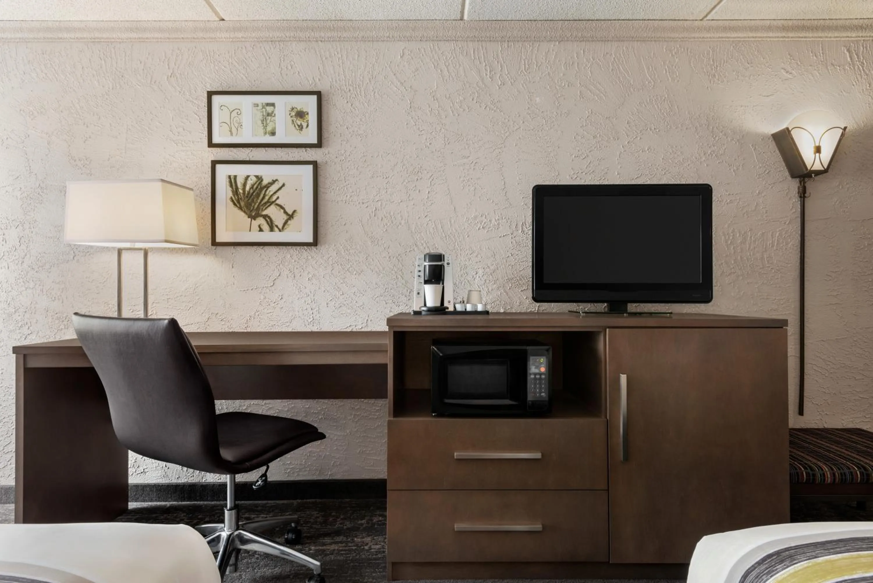 TV and multimedia in Country Inn & Suites by Radisson, Mt Pleasant-Racine West, WI