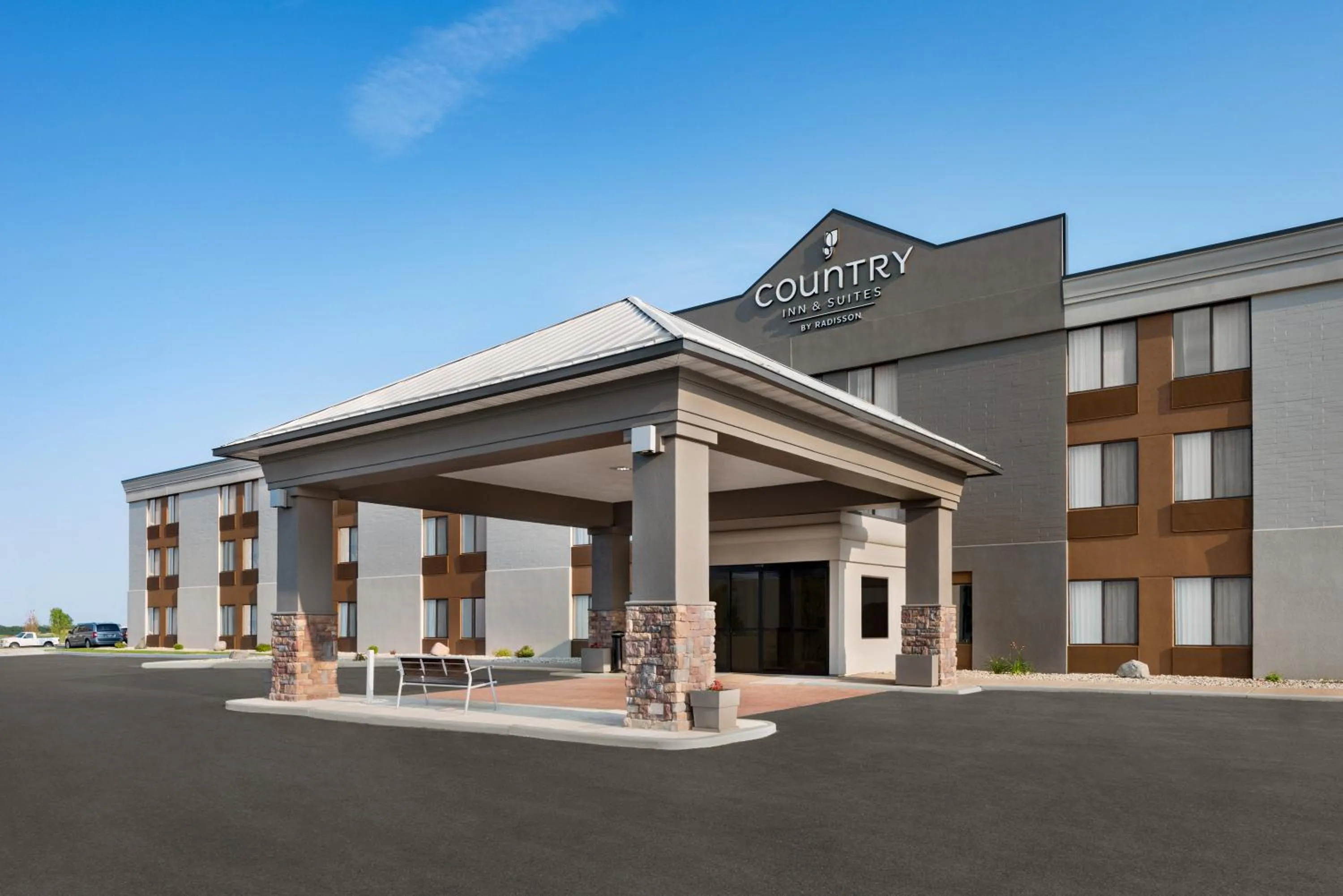Property building in Country Inn & Suites by Radisson, Mt Pleasant-Racine West, WI