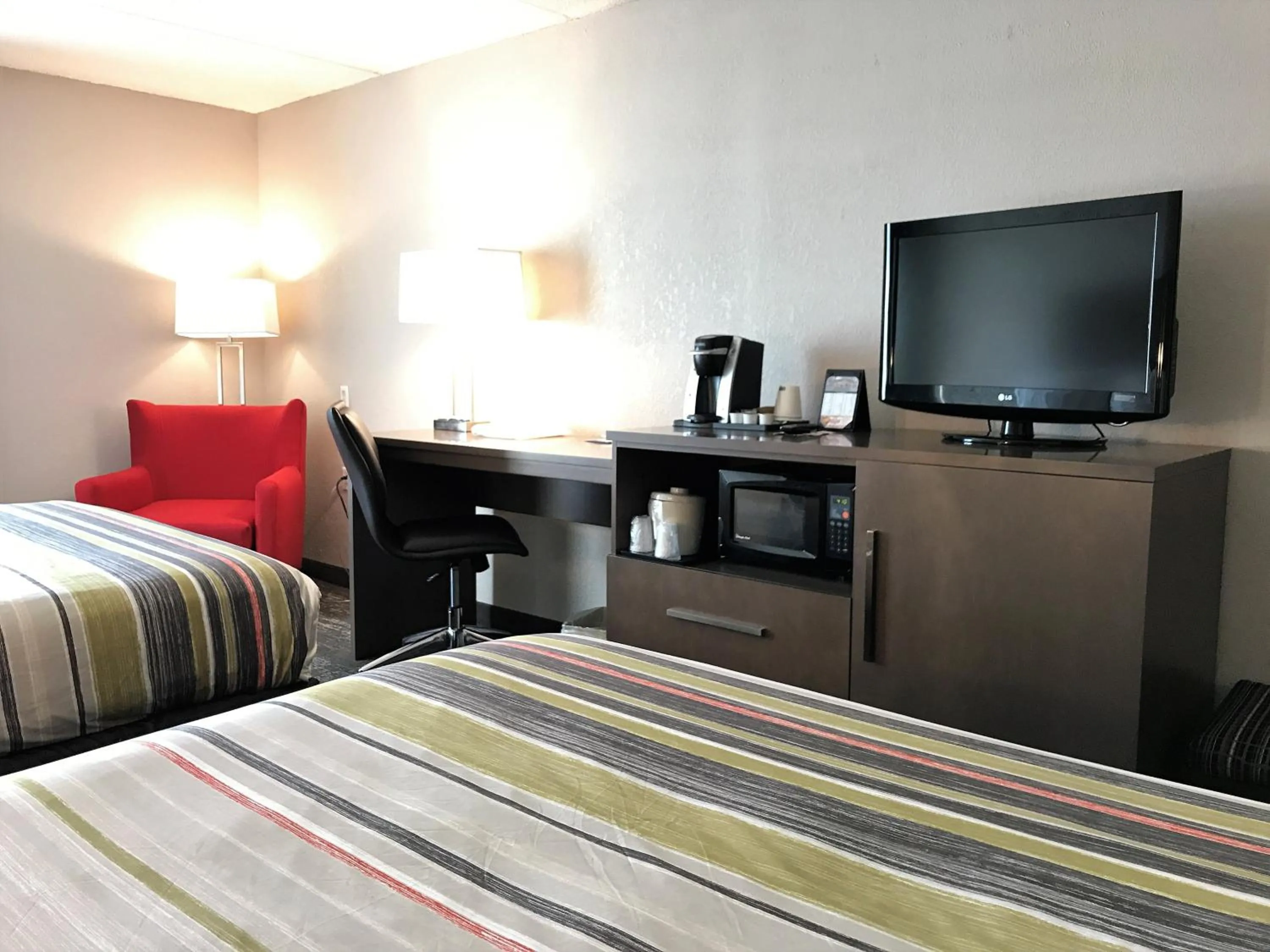 Bedroom, Bed in Country Inn & Suites by Radisson, Mt Pleasant-Racine West, WI