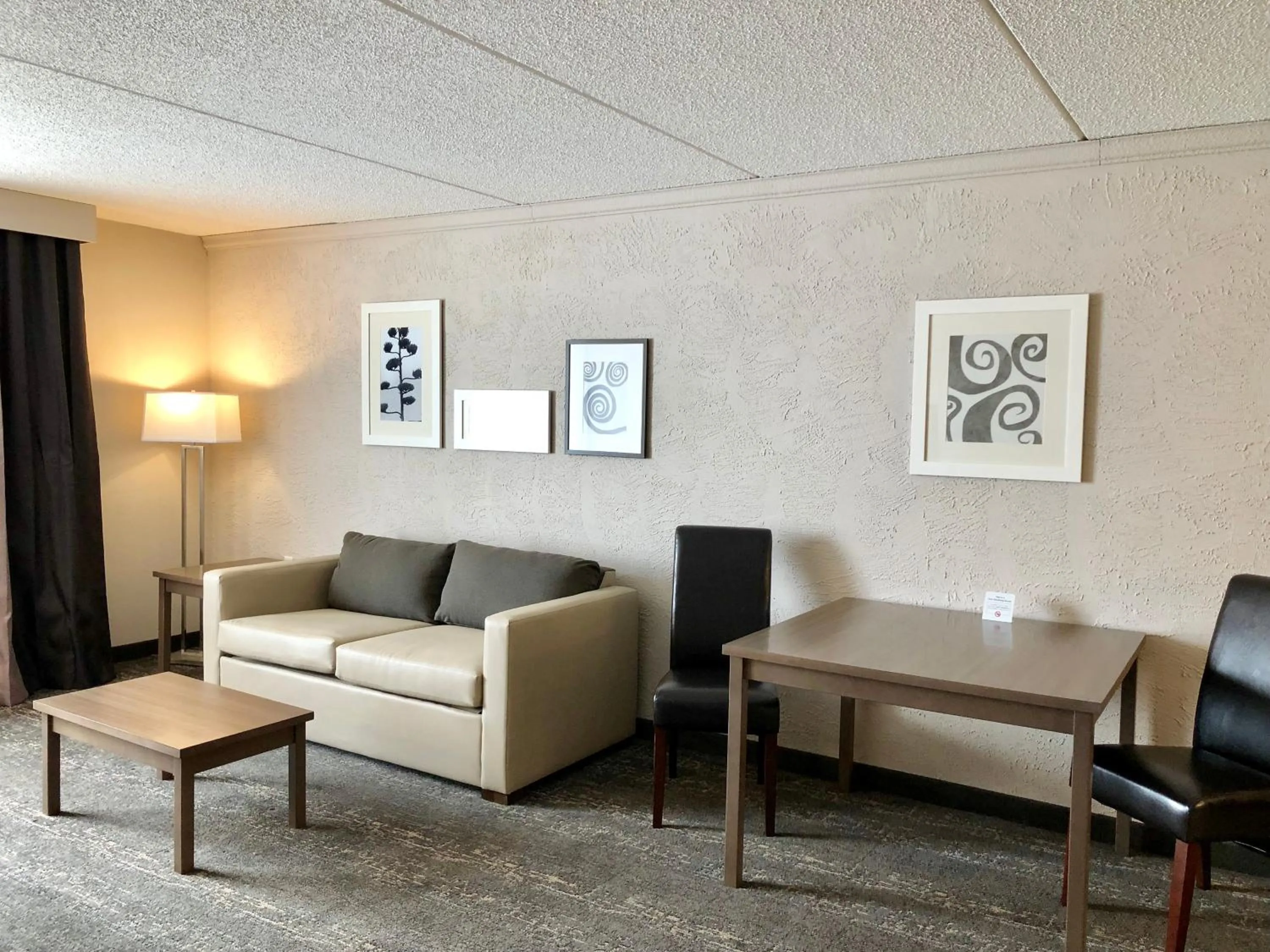 Living room in Country Inn & Suites by Radisson, Mt Pleasant-Racine West, WI