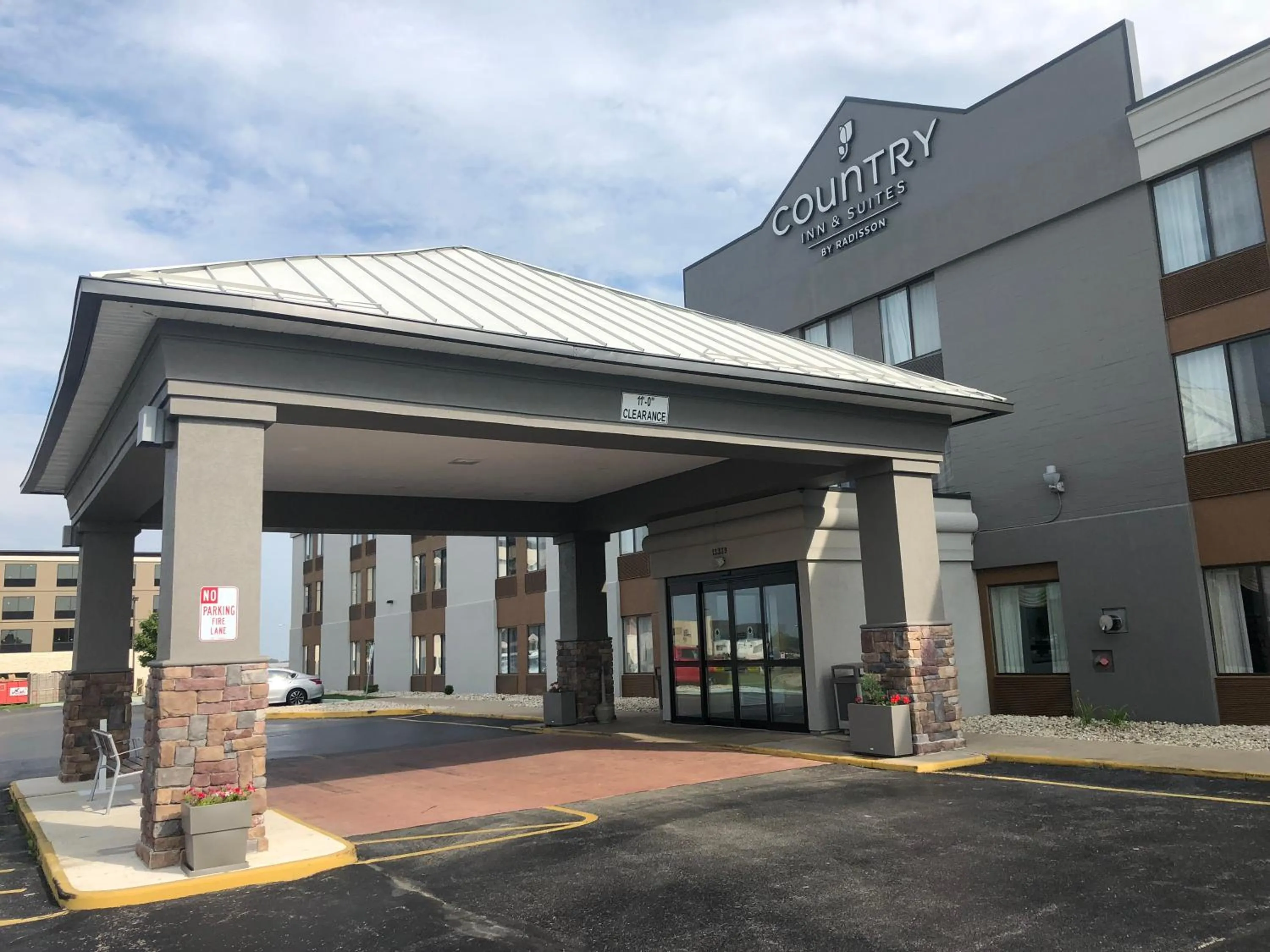 Facade/entrance in Country Inn & Suites by Radisson, Mt Pleasant-Racine West, WI
