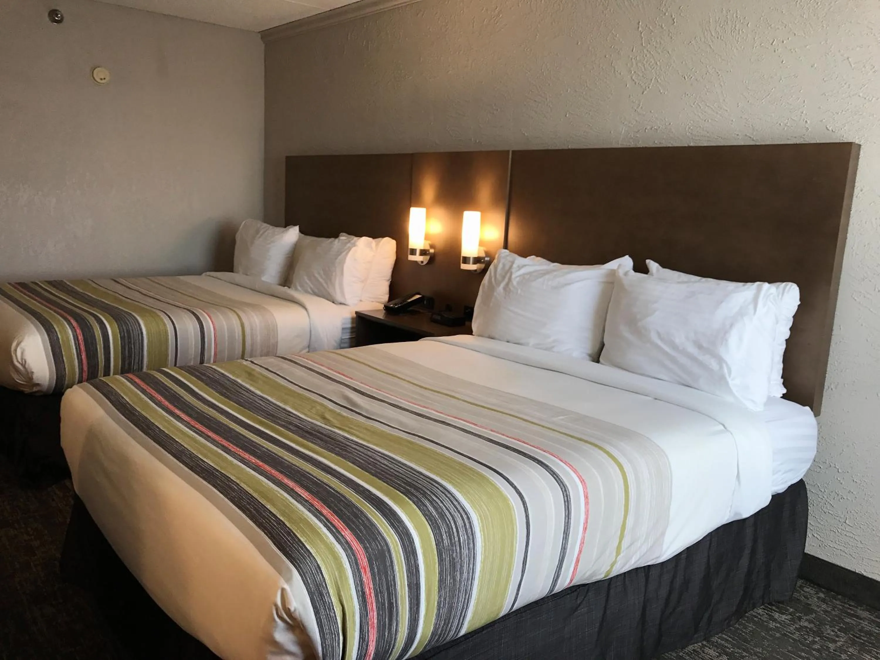 Photo of the whole room, Bed in Country Inn & Suites by Radisson, Mt Pleasant-Racine West, WI