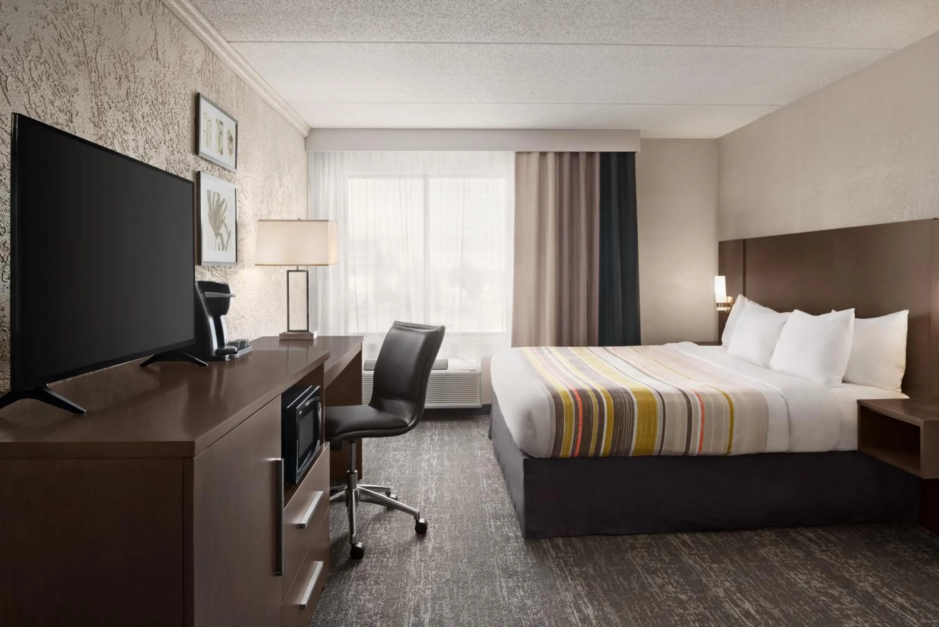 TV and multimedia, Bed in Country Inn & Suites by Radisson, Mt Pleasant-Racine West, WI