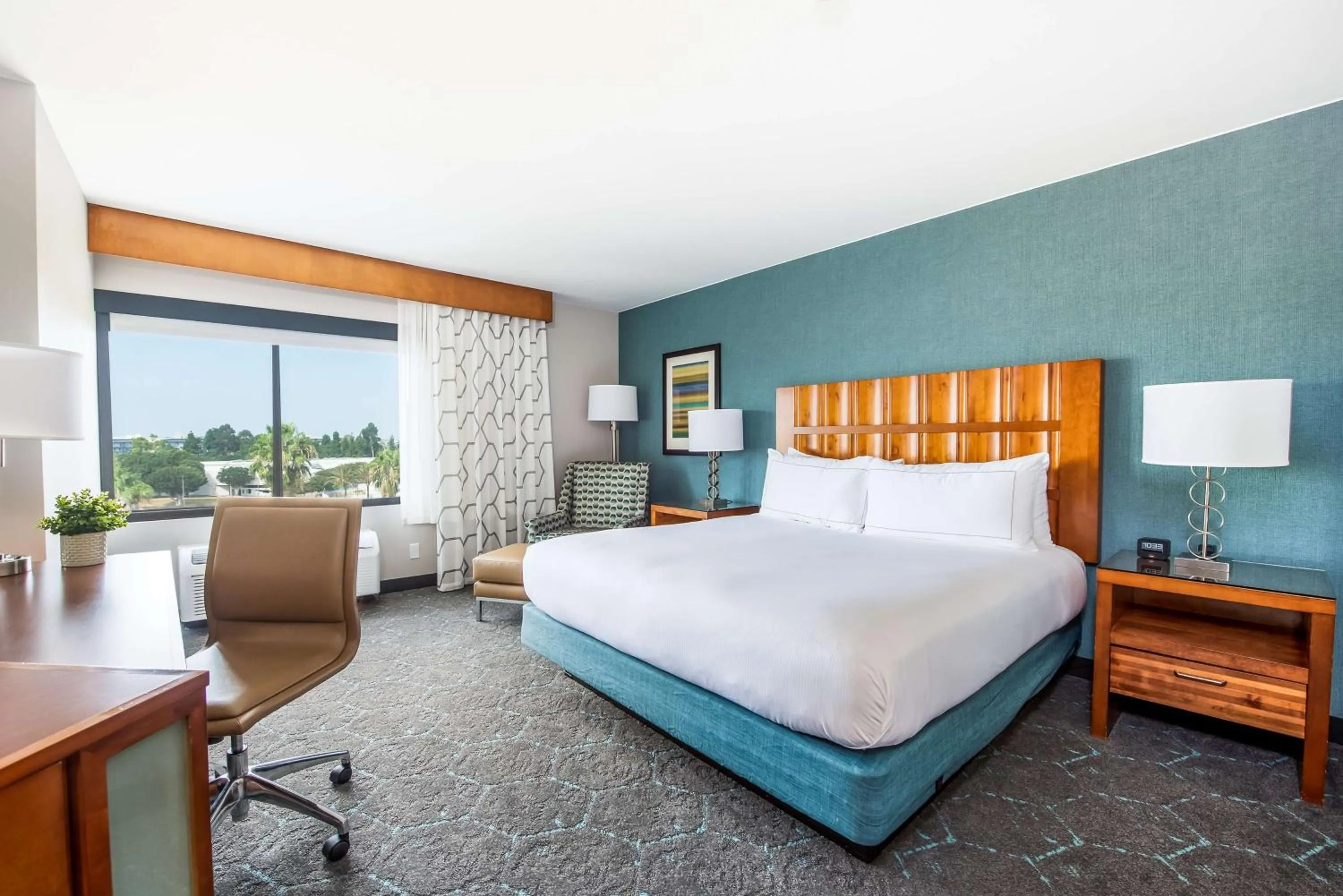 Bedroom, Bed in DoubleTree by Hilton Carson