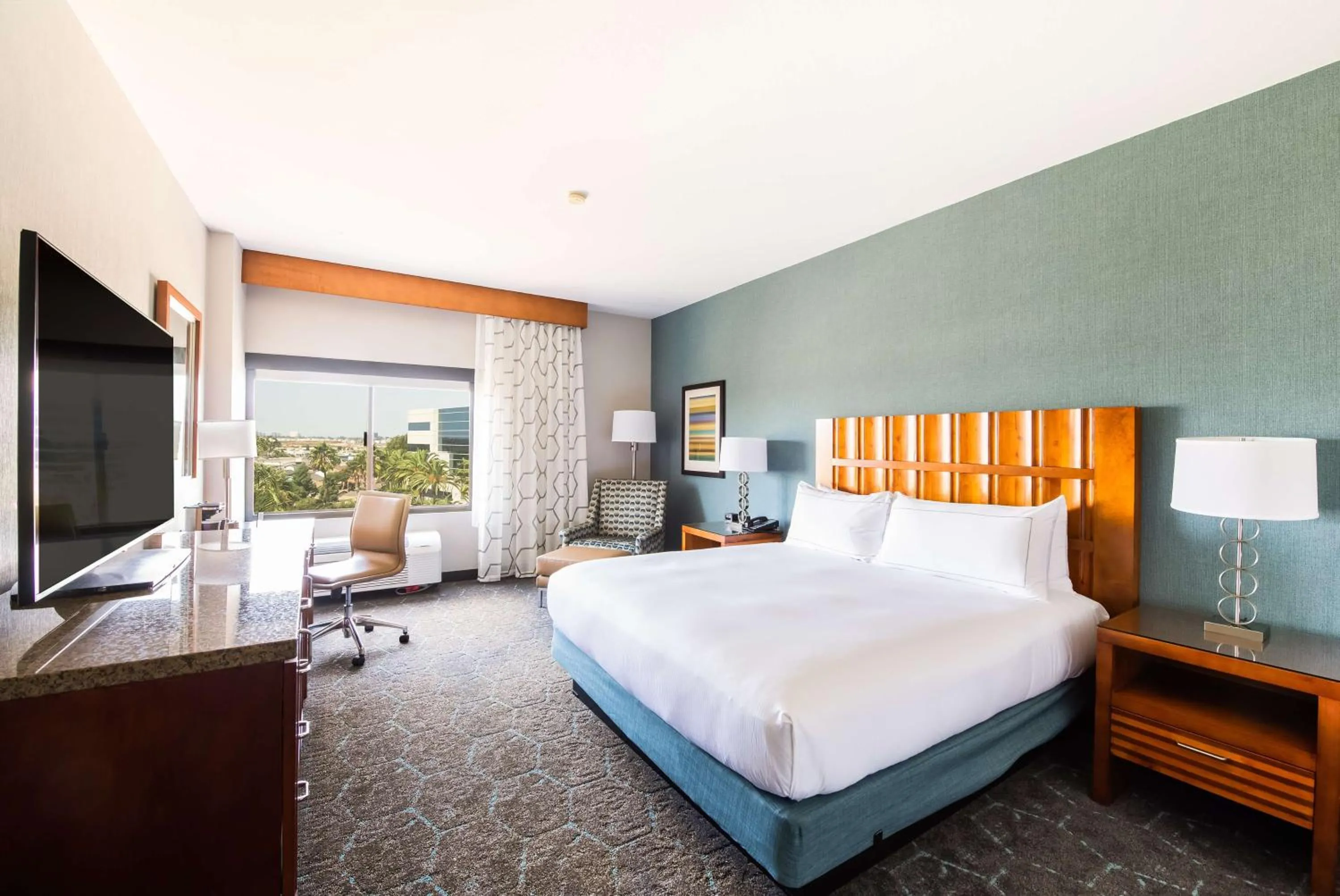 Bedroom, Bed in DoubleTree by Hilton Carson