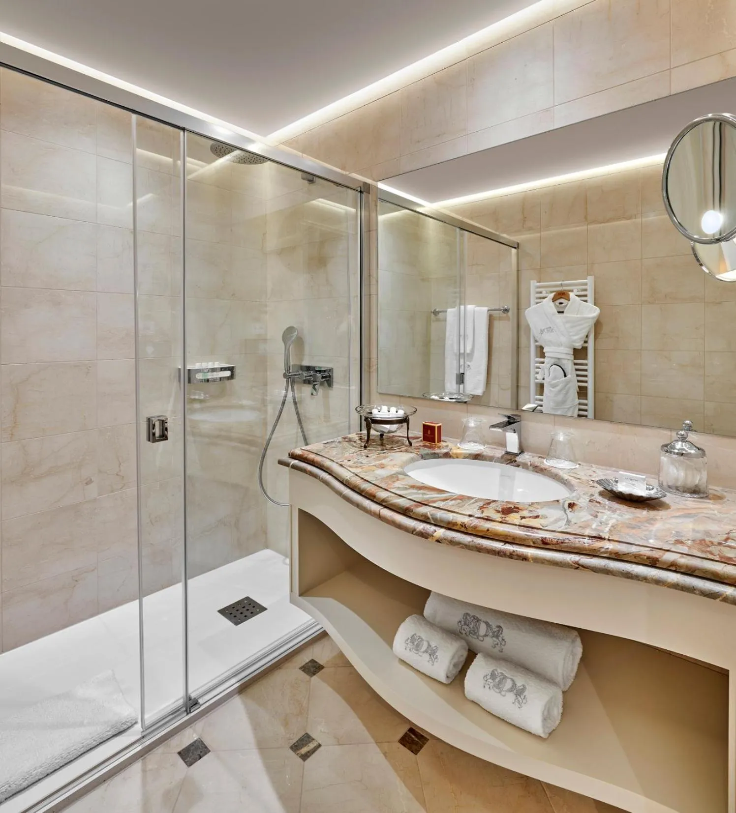 Shower in La Réserve de Beaulieu