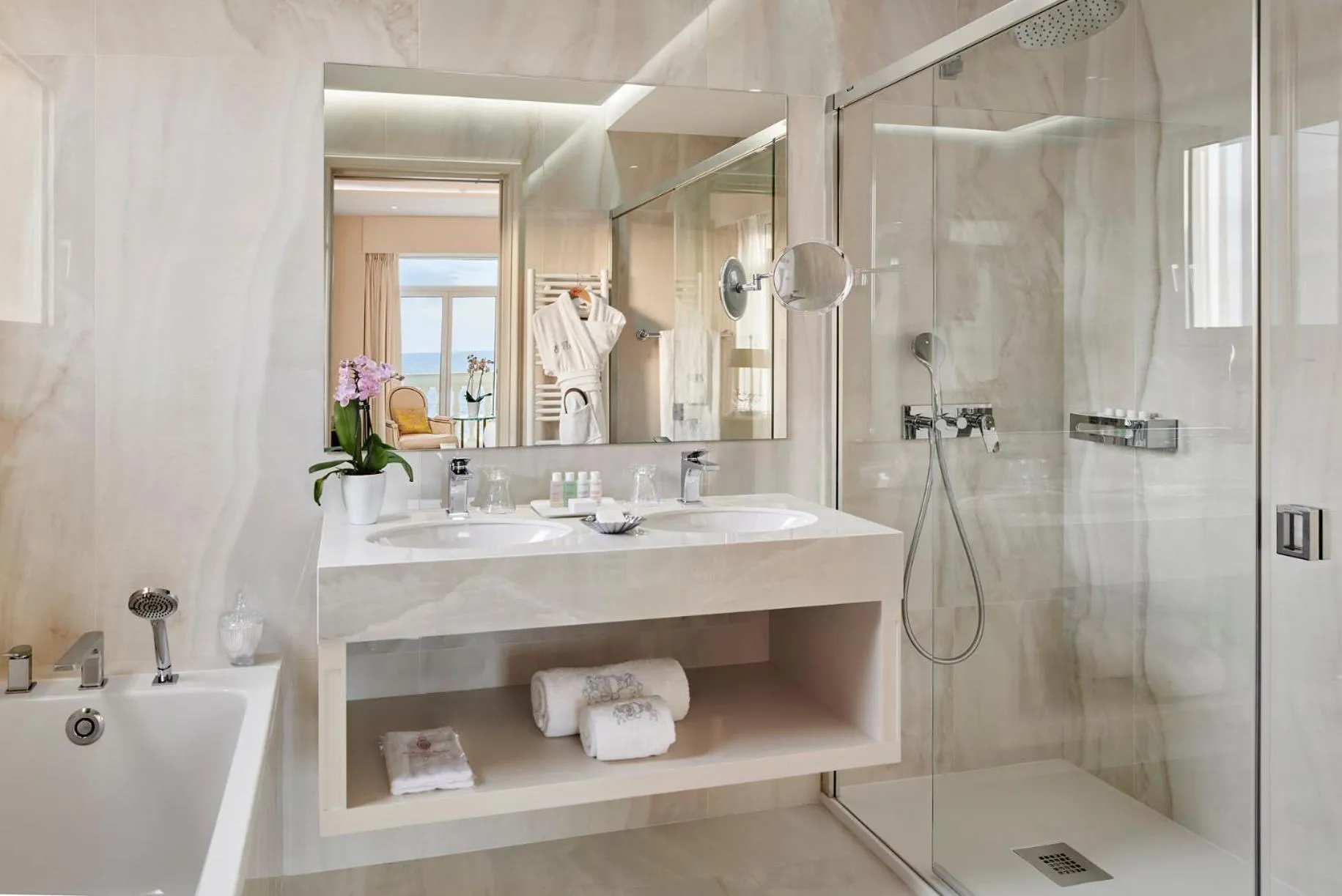 Shower in La Réserve de Beaulieu